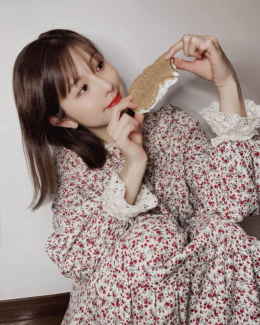 谷川愛梨のインスタグラム：「: 生クリームたっぷりたい焼き〜♡ たい焼きは尻尾から食べる派ですっ🤤  お洋服は @beep_ss の 小花柄レースロングワンピースRD7883👗💐 手元のレース可愛い♡  最近は、お肌のメンテナンスをサボり過ぎていたので 美容dayを作って人気のダーマペン4を体験してきたよ🖋   麻酔クリームを塗ってから、ダーマペンで肌に微細な穴を開けて肌の本来持つ自然治癒力を引き出して肌の生まれ変わりを促すんです🌱  栄養たっぷりの成長因子もたっぷり塗り込んでもらって、艶々になりました☀︎   施術後は少し赤みがでてヒリヒリするけど、翌日には赤みはほとんどなくてホッと☺️  一回でも効果を感じられてとっても嬉しいっおすすめ👀🌱  何よりクリニックが清潔感あって綺麗で対応も丁寧でとっても素敵でした😆🤍」