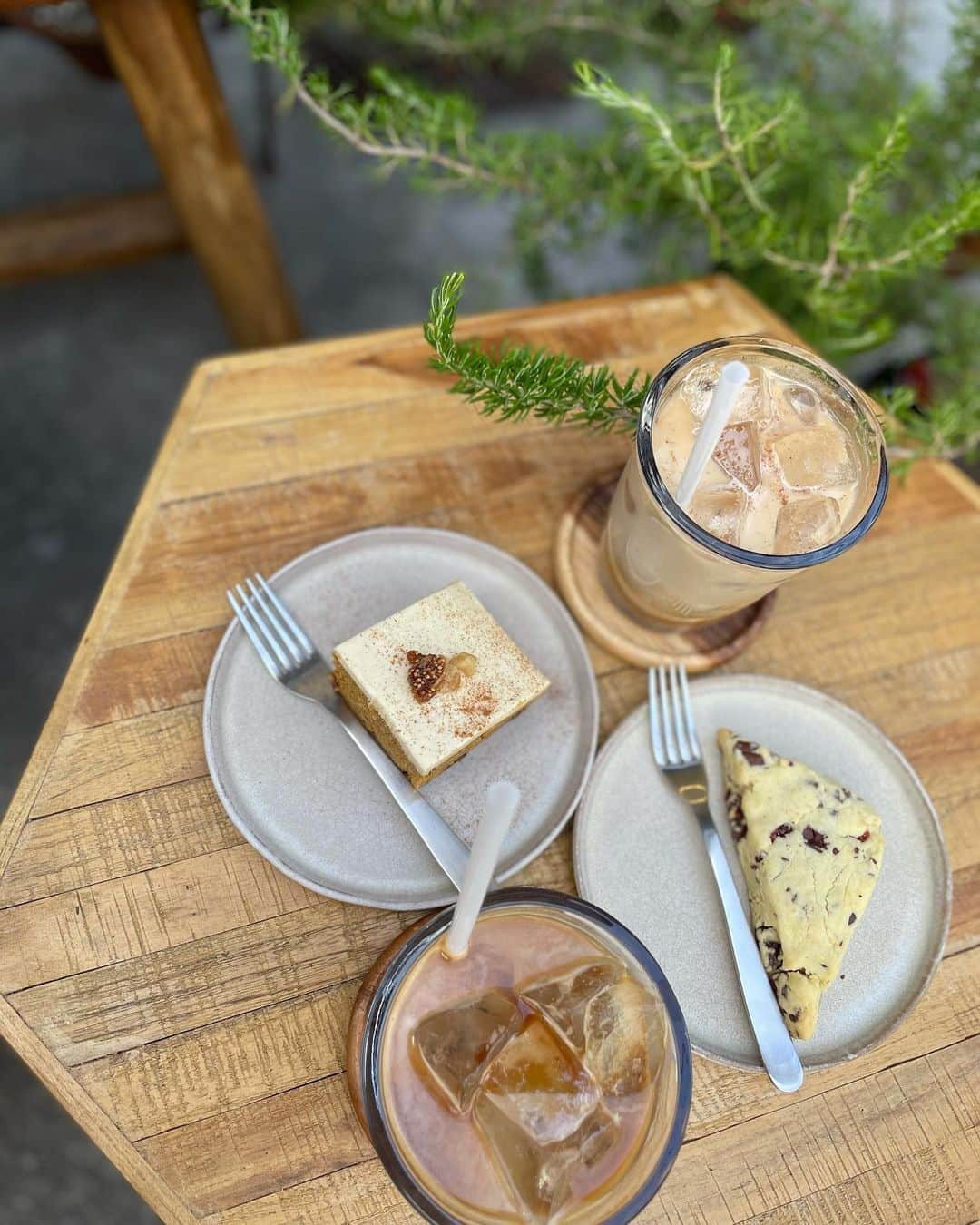 優月美羽のインスタグラム：「AKHA AMA COFFEE ROASTERS TOKY💕  スコーンも美味しかった🍪💭  #飯田橋カフェ #神楽坂カフェ #お洒落カフェ #カフェラテ中毒」