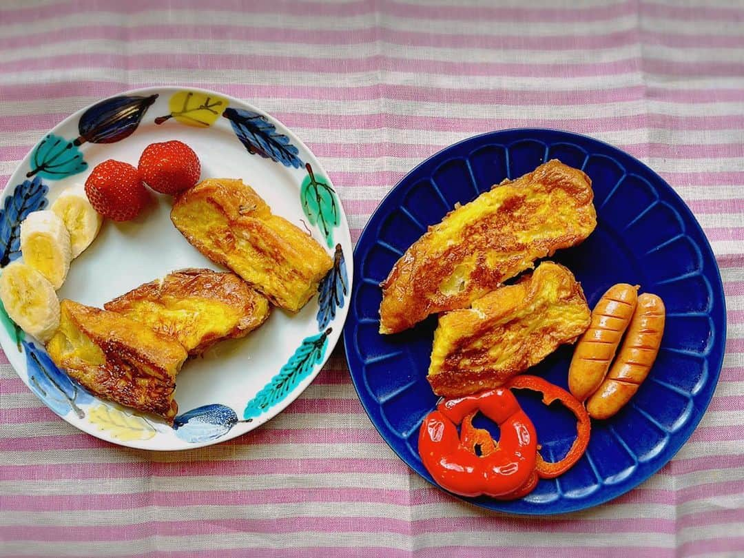 堂真理子さんのインスタグラム写真 - (堂真理子Instagram)「明日テレビ朝日で朝4：55〜の「おかずのクッキング」は、皆大好きなフレンチトーストのレシピをご紹介します🍴 土井先生が教えて下さるフレンチトーストは、おしゃれにバゲットで作ります🥖 そして、パンを浸すときのあるポイントによって、バゲットがあっという間にひたひたになり、ふわふわのフレンチトーストになります♪私は今までこの方法では作ったことがなかったのですが、自宅でも早速作ってみたら驚きの柔らかさとなりました（＊＾＾＊） 先生に教えていただいたように、塩味の付け合わせと一緒に一皿。そしてもう一皿は、フルーツと合わせてみました🍓🍌 子供たちも、そしてもちろん大人も大喜びでした❣️ 連休中のおうちごはんに、是非作ってみて下さい🥰 必見レシピ、チェックして下さい💕  　#おかずのクッキング #おかず #料理 #フレンチトースト #レシピ　#バゲット  #土井善晴 先生 #おうちごはん  #堂真理子 #テレビ朝日 #アナウンサー」4月30日 18時21分 - mariko_do