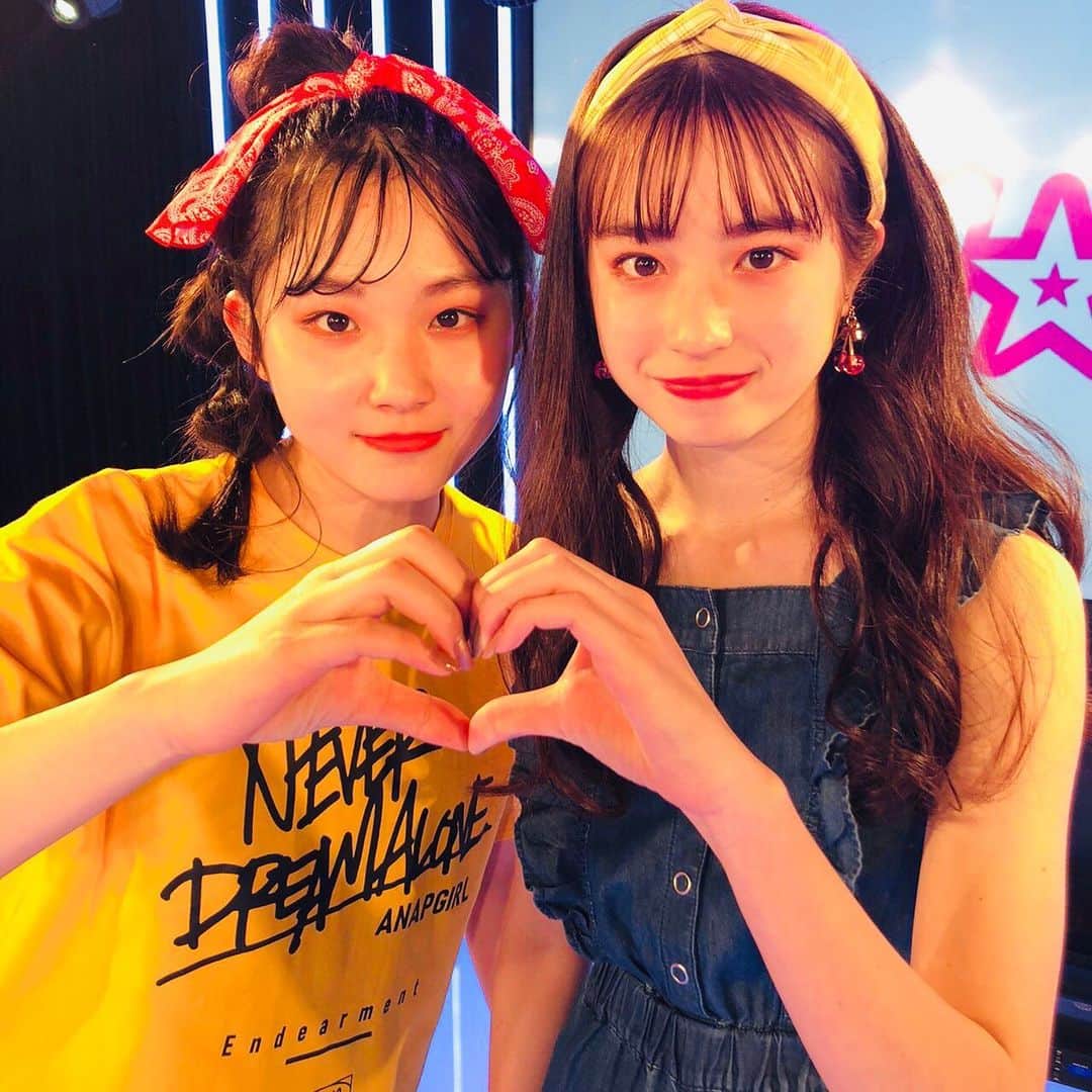 ニコ☆プチのインスタグラム：「✌︎❤︎  同期の絆🤜🏻🤛🏻🤍  #なぜかめっちゃ真顔な1枚目🐥🐥 #ニコプチオフショットスペシャル」