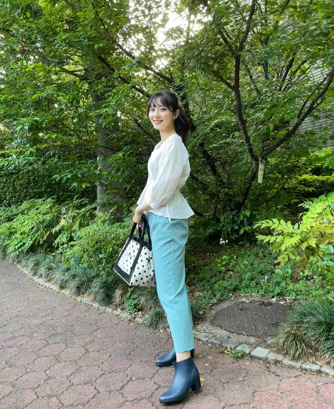 斎藤まりなのインスタグラム：「オシャレなレインブーツをゲットしました✌️ ・ 雨の日にも履けるような靴って なんとなくあまりオシャレな物は無いイメージだったけど 普段使いできるデザイン＋防水は本当にありがたい、、、 ・ これからの梅雨に向けてはもちろん、 BBQとかグランピングとか アウトドアシーンでも大活躍してくれそうな予感！ ・ タグ付けしてるアカウントから オンラインショップも覗けるのでぜひ。 ・ #ECOBOOTS #エコブーツ #レインブーツコーデ #長靴コーデ #rainthepress」