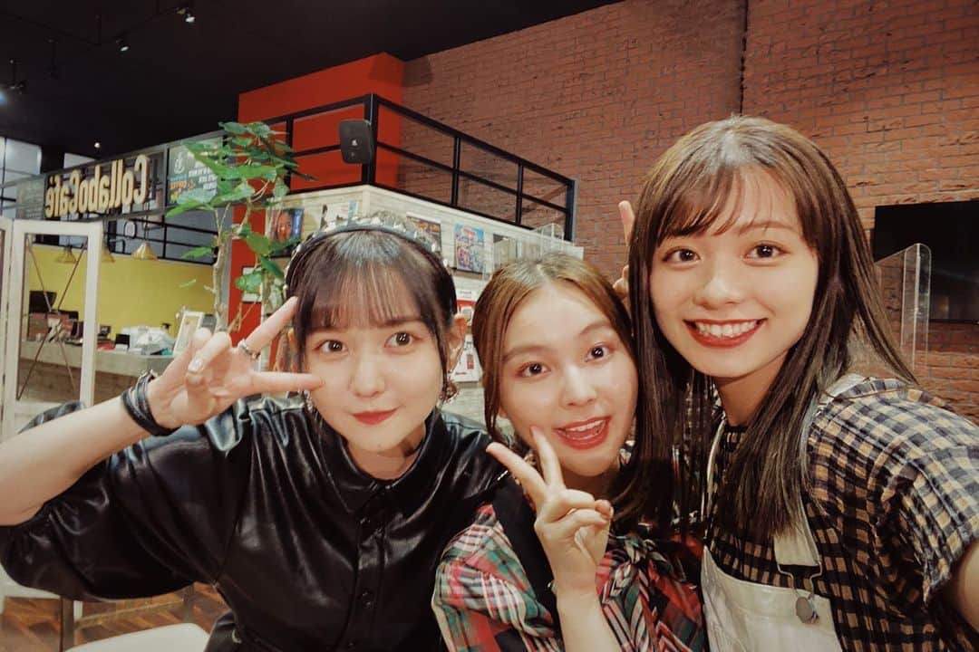 足立佳奈のインスタグラム：「思い出ひとつ増えたよーん♡  あみちゃんは、同じ事務所やけど、 なかなかゆっくり話せてなかったら嬉しかったなぁ。いつか同じステージで歌いたいっていう話も出来たし、色々落ち着いたら、お酒で乾杯出来たらいいねっていう話もしちゃった💭  のあちゃんは、同じソニーでもなかなか会えなくって、LIVEにいかせてもらったり、SNSではみていたのだけど、とっても可愛くってクールで、優しくて素敵なお姉さんだったなぁ。💭  #チームSONY 笑 #女子会 #アトリエプロジェクト」