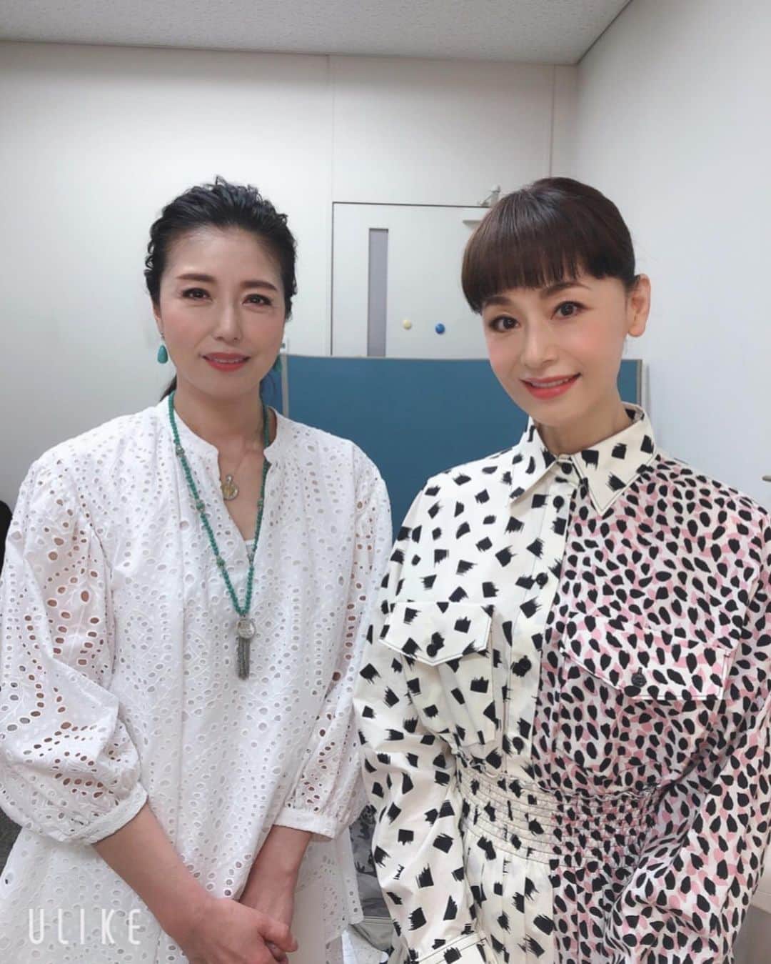 高橋ひとみさんのインスタグラム写真 - (高橋ひとみInstagram)「本日の東海テレビ「スイッチ！」に大地真央さんがゲストにいらしてくださいました👏👏👏 大人の土ドラ「最高のオバハン　中島ハルコ」毎週土曜日放送中です📺 明日の第4話からハルコの従姉妹の聖子役で登場します♪ 久しぶりにお会いできてテンションMAXでした🥰 BOYS  AND MEN の辻本さんも爽やかで素敵な方でした❣️ 楽しくて今日もあっという間に時間が過ぎてしまいました。 #大地真央　さん  #BOYSANDMEN辻本　さん #東海テレビ　#スイッチ！ #最高のオバハン中島ハルコ 衣装　#hugoboss」4月30日 18時53分 - hitomi_momoe