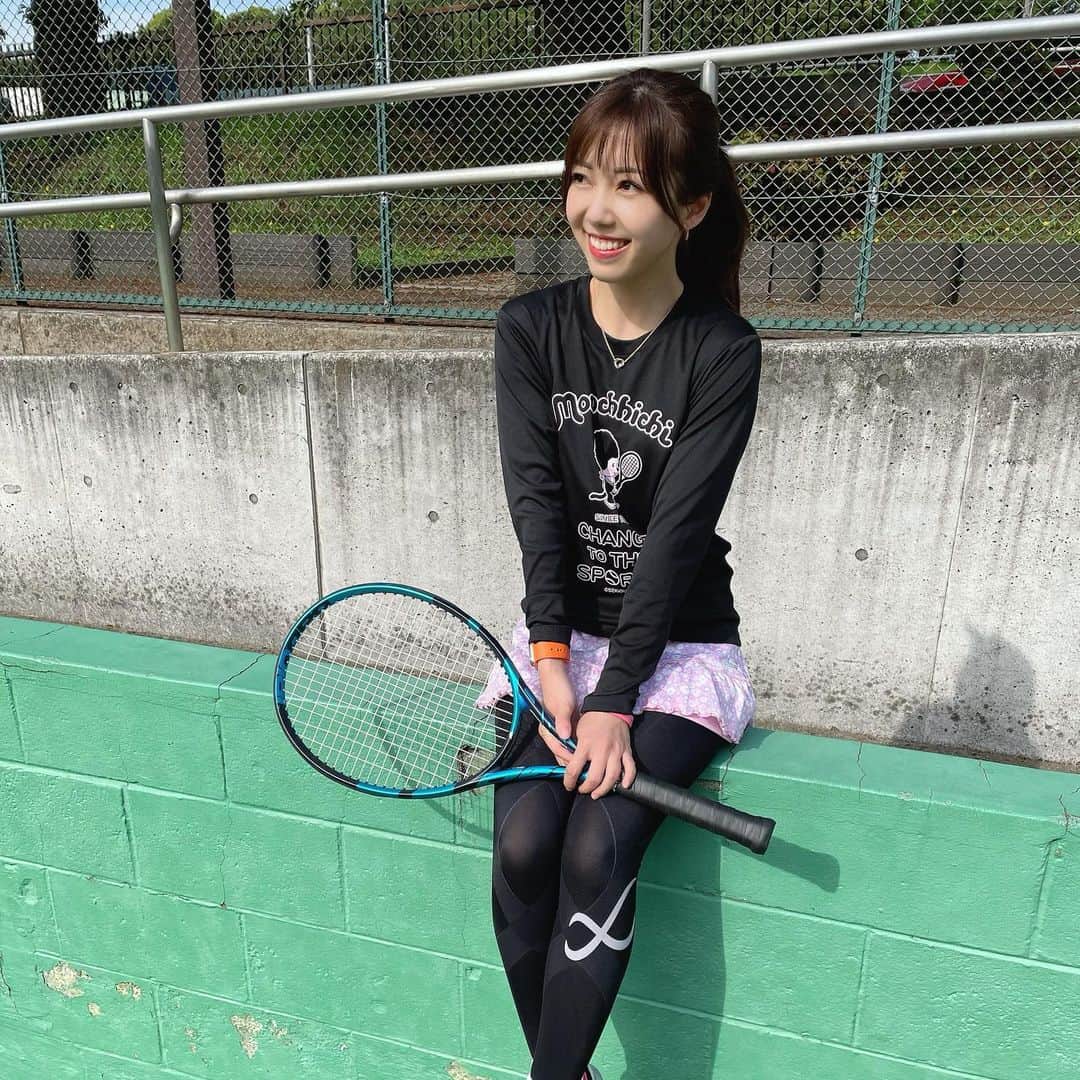 川又智菜美のインスタグラム：「もうすぐ全仏オープンが始まりますね🎾﻿ 5/1(土)午後3時〜午後4時に﻿ WOWOWテニスワールドで生配信される﻿ 『テニワのオンライン楽屋特別編、﻿ グランドスラムに恋して、前哨戦』﻿ に出演することとなりました😆✨﻿ フローラン・ダバディさん、﻿ そして大先輩である鍋島昭茂さんと共に、﻿ 全仏のことを語っていく番組です👏﻿ ﻿ この配信はWOWOWに加入されてない方でも﻿ 無料でスマホやタブレット、パソコンから﻿ 視聴することができるので、﻿ 【WOWOW テニスワールド】﻿ で検索していただき﻿ アクセスしていただけると嬉しいです☺️﻿ チャット機能もあるので﻿ みなさんのご参加お待ちしています❣️﻿ お時間が合わない方もアーカイブが﻿ 残るそうなのでそちらでもぜひご覧ください🌈﻿ ﻿ 私は出演しませんが、﻿ 配信のあと午後4時から生放送する特番﻿ 「テニワのオンエア楽屋、グランドスラムに恋して!」も﻿ 無料で視聴することができますので﻿ テニスファンのみなさま、ぜひご覧ください🌟﻿ こちらには﻿ WOWOWテニスアンバサダーの伊達公子さん、﻿ そしてゲストに石黒賢さんが登場します！﻿」