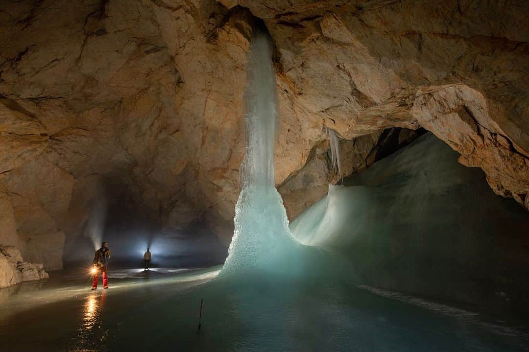National Geographic Creativeのインスタグラム：「Photo by @shonephoto Robbie Shone / The Eispalast (Ice Palace) in Eisriesenwelt cave near Salzburg, Austria has always been one of my favourite places to photograph. This hall is so majestic and so beautiful, I just had to capture it for the “End of the Ice Caves” story, I’m presently shooting for @NatGeo magazine. This time I was joined by filmmaker Tobi Margreiter (@TobiasMargreiter) who’s incredible skills at flying a drone in low light underground without GPS meant that we could create a new perspective on this spectacular location. Swipe right to see the drone footage. @natgeointhefield #endoftheicecaves #icecaves」