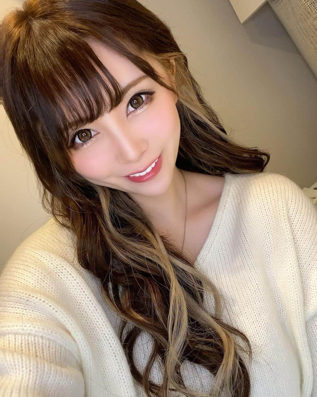 あさにゃん（川北愛紗奈）さんのインスタグラム写真 - (あさにゃん（川北愛紗奈）Instagram)「ずっとやってみたいと思ってた﻿ イヤリングカラーやっと出来たの～🥺❤️﻿ ﻿ 耳にかけた時とかアップにした時とか﻿ 可愛くてヘアアレ色々したくなる😝💞﻿ ﻿ 変わらず @kei0926 さんに.ᐟ.ᐟ﻿ いつもほぼお任せなのに﻿ 大満足で帰らせてくれる神‎ ߹ㅁ‎߹) ✨ ﻿ アンククロス 青山店が5月中旬に﻿ 遂にオープンで新店舗も楽しみ⸜ ♡ ⸝﻿ ﻿ #ankhcross #アンククロス青山店 #hair #haircolor #hairstyle #シースルーバング #シースルー前髪 #前髪アレンジ #暗髪 #イヤリングカラー #インナーカラー  #エクステ #シールエクステ #ロングヘア #巻き髪 #男の子ママ #新米ママ #ママスタグラム #ママコーデ #ママファッション #ママライフ ﻿」4月30日 19時16分 - asanyan0326