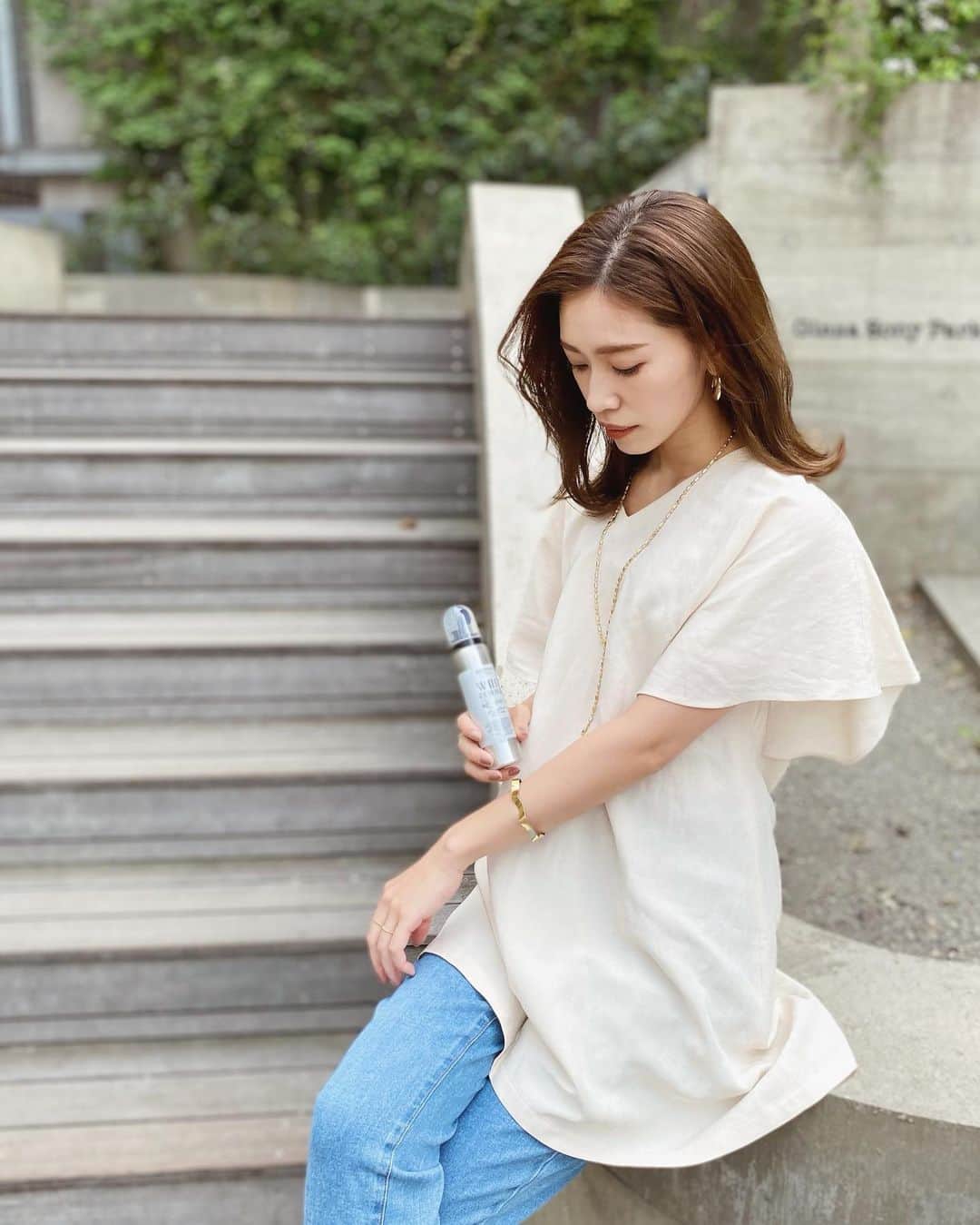 石黒美帆のインスタグラム：「*﻿ すっかり暖かくなって﻿ お肌が見える服も増える時期😎﻿ ﻿ これ前から人気で知ってたのですが！泡を乗せてシャワーで流すだけの除毛剤なんです🌼﻿ ﻿ きっと脱毛してるよ！って人も多いと思うのですが、ちょっと気になるかも？という部分だけでも、お風呂タイムにさっとケア出来ちゃうのでオススメ♡﻿ ﻿ こすったり拭き取ったり、面倒な事が一切なくて、泡を乗せて10〜15分置いて流すだけなので本当に簡単🥳﻿ ﻿ レディローズの香りで嫌な匂いはしなかったし、抗炎症効果＆保湿効果の成分も入っているので、少し乾燥しやすい私の敏感肌でも大丈夫でした🙆‍♀️♡﻿ ﻿ マツキヨ・ココカラファインなどで買えますよ〜☀️﻿ ﻿ ﻿ ﻿ #bodyplex#ボディプレックス#ホイップリムーバー#ムダ毛#除毛#泡除毛#ボディケア#脱毛#セルフ除毛#おうち美容#敏感肌#美容#スキンケア#PR」