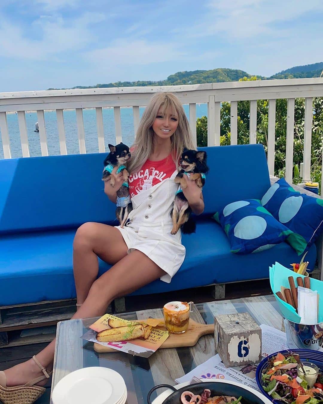 のインスタグラム：「. この前わんちゃん達と 江ノ島でランチしてきたとこが とっても素敵だった🐶👱🏾‍♀️🌴🌊 . . #テラスランチ#オーシャンビュー#江ノ島グルメ#江ノ島ランチ#サロペット#逗子グルメ#湘南#犬のいる暮らし#わんこのいる生活#わんことお出かけ#ペット同伴可#ギャル#gyda#lokahy#ランチ巡り#海のある生活#海が見えるカフェ#リゾート#chihuahualove#chihuahualife#chihuahuastagram#チワワのいる暮らし」