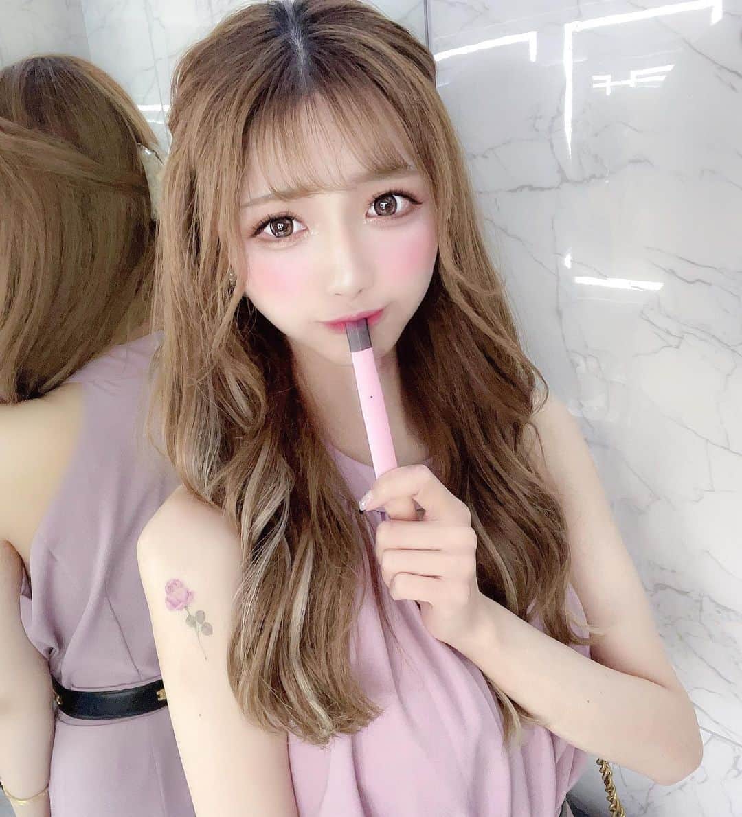 のインスタグラム：「これなんだと思う？💗 よく持ち歩いてるドクタースティックってものなんだけど ニコチン0️⃣タール0️⃣におい0️⃣で健康に害のない水蒸気タバコ✊ ミントのフレーバーが好きで 私は空腹をまぎらわしたりする時に使ってる🤍 軽くて持ち歩き安いし充電式だから 沢山使えるの✨ 禁煙したい人とかにもオススメだね🚭@dr.stick_official   #ドクタースティック #drstick #電子タバコ #水蒸気タバコ #禁煙 #節煙 #ベイプ #オシャレ #PR #窪塚洋介 #清春 #シーシャ #今日のコーデ #ハーフアップ」
