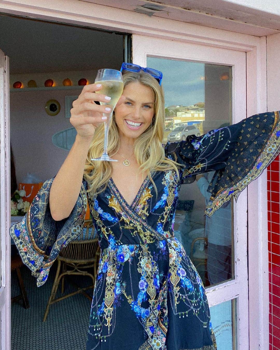 ナタリー・ジェーン・ローザーのインスタグラム：「HAPPY, HAPPY WEEKEND 👏🏼🥂」