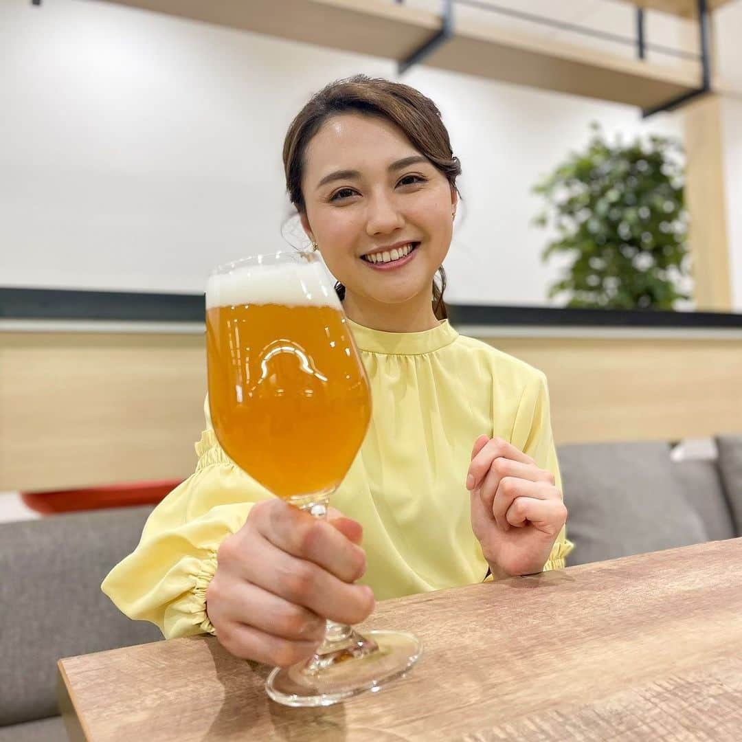 山形純菜のインスタグラム：「.﻿ この美味しそうなビール﻿ 実はある廃棄食材が入っているんです🍻﻿ ﻿ 答えは、明日のまるっとサタデー(6:30頃)﻿ ご覧ください🧡﻿ ﻿ ﻿ コロナ禍でどこにもいけず、﻿ 写真を撮ることもほとんどないので、﻿ 番宣ばかりですみません😭﻿ ﻿ ﻿ ﻿ #sdgs #サスティナブル #持続可能 #17のゴール﻿ #廃棄食材 #ビール #お酒 #クラフトビール #beer﻿ #地球を笑顔にするweek #TBS #まるっとサタデー﻿ #もったいない #オフィス #お洒落 #ナチュラル」