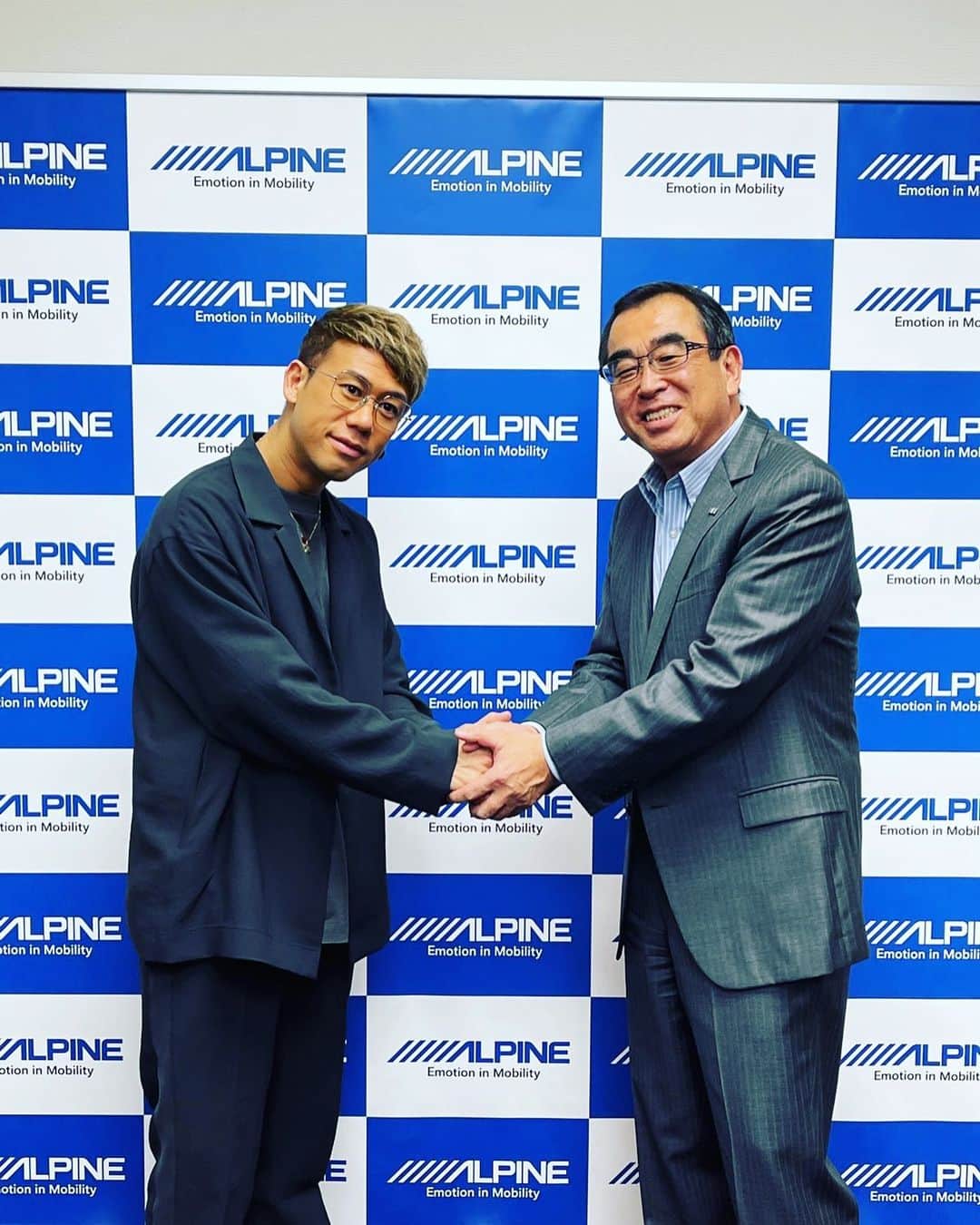 川畑要のインスタグラム：「この度、カーステレオなど幅広く展開しているメーカー、アルパインさんのアンバサダーに就任致しました！！  アンバサダー就任記事はこちら alpine.co.jp/whatsnew/20210…  KKTVでも就任動画の模様をアップしてますのでそちらもぜひ！！ youtube.com/watch?v=u8OzgF…  #川畑要 #chemistry #ALPINE #アンバサダー #KKTV」