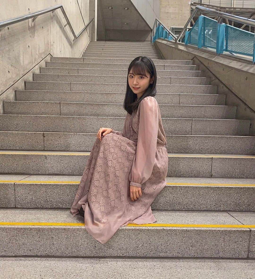 のインスタグラム：「. ୨୧┈┈┈┈┈┈┈┈┈┈୨୧ . 『失恋、ありがとう』 オンラインお話会 ありがとうございました！！！ . 4月29日からは初めての7部制で ファンの皆さんとお話できる機会が増えて とっても嬉しかったです❤︎❤︎❤︎ . また会える日まで・・・👋🏻 . #AKB48 #失恋ありがとう #オンラインお話会 #私服 #ワンピース #階段 . ୨୧┈┈┈┈┈┈┈┈┈┈୨୧」