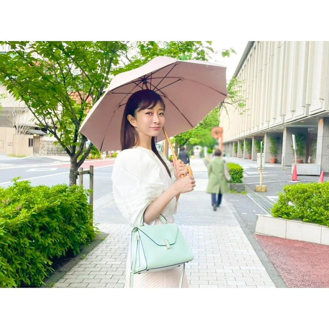 石井美保さんのインスタグラム写真 - (石井美保Instagram)「この3日間で本当に驚くほど沢山のご予約を頂き誠にありがとうございます。 本日16時をもって日傘のご予約を締め切らせていただきました。ご予約でご注文頂きました皆様には8月初旬から順次発送いたしますので、それまでどうかお待ち下さい。 長傘と折り畳み、私はどちらも欲しいから作ったのですが、世の中の需要はどうなんだろうというところが全く予想がついていませんでした。が、今回のご予約はほぼ半々でした。どちらも欲しいと思ってもらえてよかったです🥺 さて、本日から即納のお客様には配送が始まりましたが、私も明日から配送作業に勤しみます。皆様のお手元に幸せな気持ちと共にお届けできますように。」4月30日 19時45分 - miho_ishii