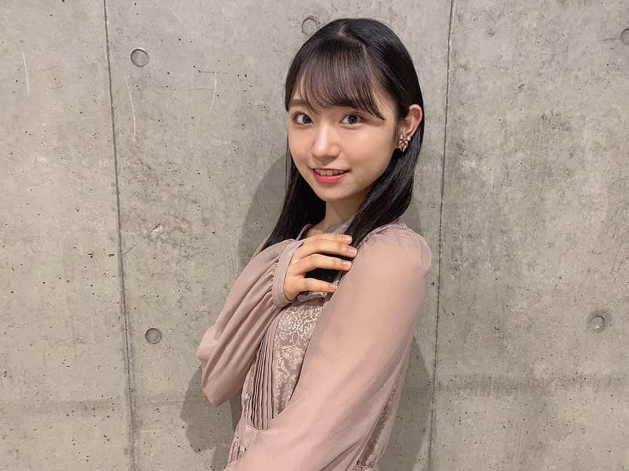のインスタグラム：「. ୨୧┈┈┈┈┈┈┈┈┈┈୨୧ . 大人っぽいお洋服 袖の透け感がおしゃれで好き🍃 . このリボンのイヤリングも 合わせやすくてお気に入り！ . ୨୧┈┈┈┈┈┈┈┈┈┈୨୧」