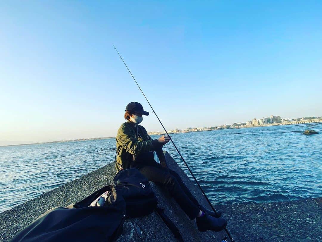 のインスタグラム：「不審すぎるアイドル  #釣り女子 #釣り #江ノ島 #DAIWA #ライン結んでる #海釣り #純情のアフィリア #アイドル #夏目ベール」