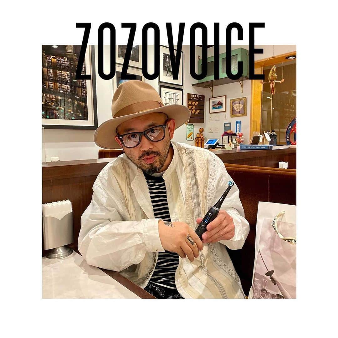 ZOZOTOWNさんのインスタグラム写真 - (ZOZOTOWNInstagram)「. 「あなただからお願いしたい、と言われる存在でありたい。」  -------------- VOICE #6 (3/3) Tom / Planning director @a_tomsixstar  --------------  フリーランスとしての新たなキャリアをスタートをしたTOMさんは普段どんな人と関わり、どのようにして次々と仕事が舞い込んでくるのか…  そして、フリーランスとしてアパレル界を生き抜く上でも大切にしているプライベートな時間についても聞かせてもらった。  --------------  【普段はどんな人たちと交流するのか？】  基本的に、相手の年齢とか肩書きとかは全く気にしてない。  たとえ無名のアーティストでも、自分の感覚でいいと思ったらそれはいいに違いないし、その存在をフックアップしたいなと思う。 自分とバイブスが合えばそれだけでいいし、むしろそれが一番大事なこと。  裏原の古着屋 BLUE ROOM(@blue_room___ )を運営している20代の2人と話していて面白いなって思ったのが、彼らにとって面白くて新鮮だなって思っていることが、実は僕らの世代が20代のときにも面白いって思ってやってたことだったりして。  ずっと昔からあったことなのに、それって実は今の若い世代にとっても面白くて新鮮なものだったりするんだなって。  その時代の循環みたいなものって面白いなと思ったし、別に時代や年齢が違くても、格好いいとか面白いって感覚が分かり合える相手だったら、一緒に仕事していて楽しいことができるなって思う。 . . 【フリーランスって自由だけど、その分プレッシャーなどを感じることもあるのでは？】  もちろんある。笑 最近、ソウルメイトからコーヒーメーカーをプレゼントされたんだけど、その理由が 「なんか最近、生き急いでない？もっとゆっくり自分の時間を作った方がいいよ」って。笑  これが本当にすごくその通りで。 毎日のルーチンワークを持つことで、その一日が安定していくし、充実してるなって思えてきた。  今は毎朝起きたらコーヒーを淹れて、ヨガ。 このルーチンが欠かせなくなってるし、その時間があることで今の自分が保ててるって感じ。  あと、3ヶ月に一回くらいの割合で、 下北沢の鑑定士のおばあちゃんに会いに行ってる。  誰かに自分の状態を診てもらってフィードバックしてもらうことで気づくこともあるし、それが今は自分のマインドセットになっている。 . . 【今後のTOMさんはどうなっていくのか】  今までは、どうしても過去の貯蓄を切り崩していく感覚があって。過去に所属していた場所での人脈やツテで食い繋いでいるといった感じ。  だけどこれから出会う人たちからも、それを抜きにして今の自分を見てもらったとかに「あなただからお願いしたい」と言われるような存在でありたい。  --------------  話してるとなんだかワクワクしてくるし、「この人なら面白いことをやってくれそう！」と相手に思わせるようなチャーミングさとユーモアがTOMさんにはあふれている。  TOMさんになぜ、インタビューしたか何となくわかった気がした。 次に会ったらまた面白そうな仕事をしながら楽しんでるんだろうなって思う。  (ちなみにこの取材当日は友人から誕生日プレゼントにもらったという上等な電動歯ブラシを突然解説し始めたりもした…）」4月30日 20時09分 - voice_zozo