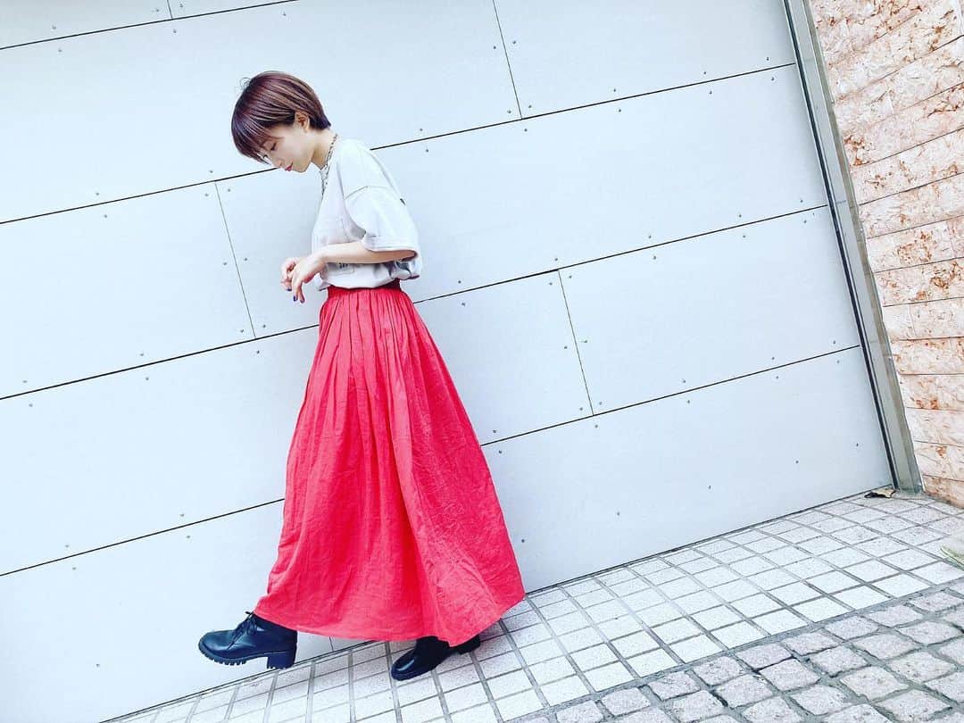 のインスタグラム：「赤いスカート。  #fashion #ootd #今日のコーデ #もうすぐ夏 #ロングスカート #赤 #純情のアフィリア #アイドル #夏目ベール」