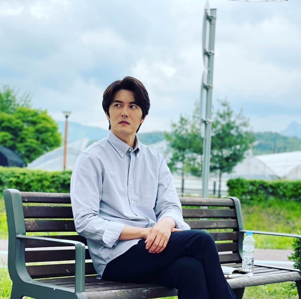 ジェヒのインスタグラム：「째려보기🤨 . . . #촬영 #밥이되어라 #정경수」