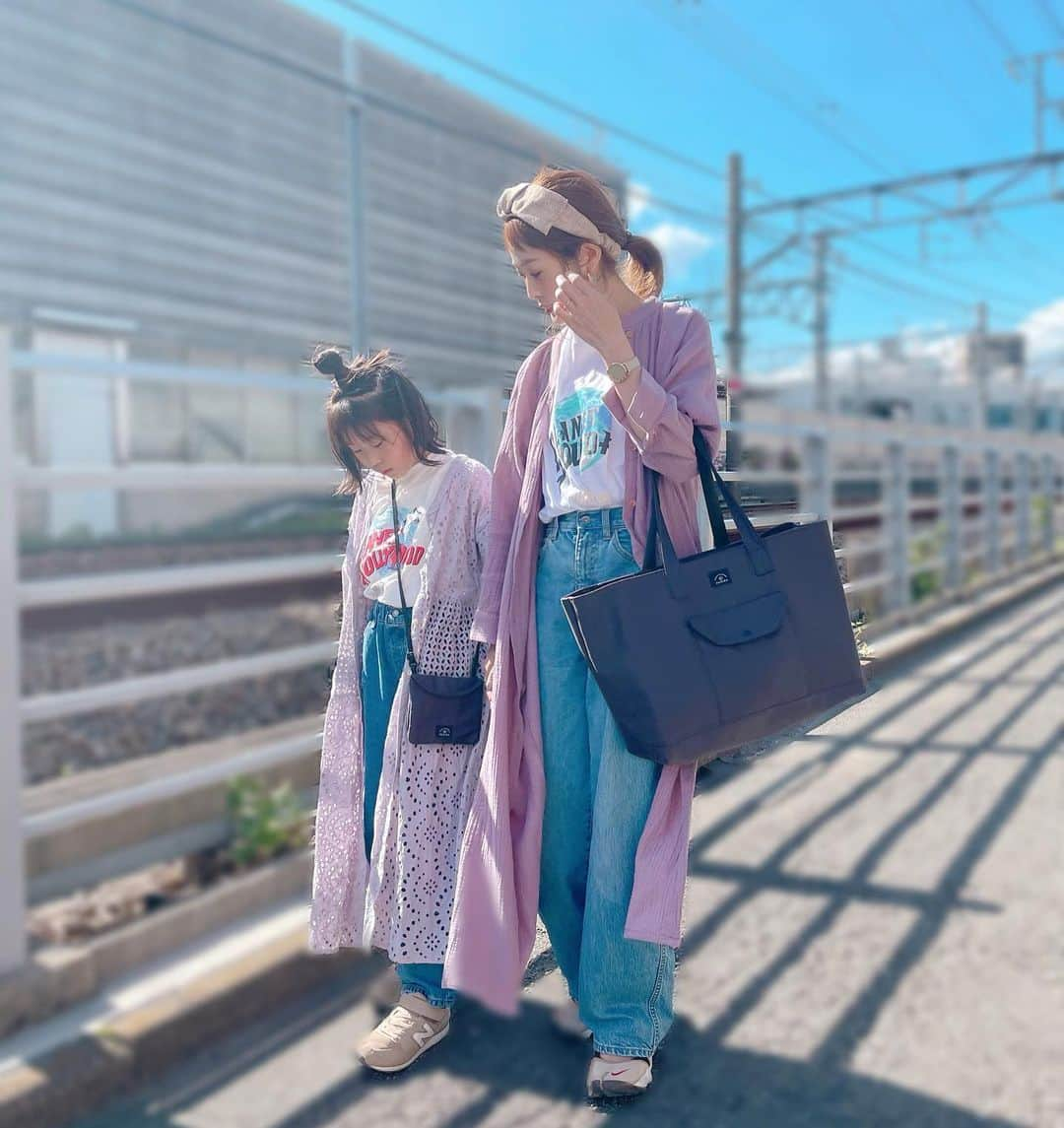 Kikuno Sayumiさんのインスタグラム写真 - (Kikuno SayumiInstagram)「〻useful items〻 ・ ・ ・ コロナ禍のこのご時世で、子供も安心して使える商品見付けたよ👌 ・ @lihitlab._official のALCLEAシリーズのポケットポーチとラージトート。 これ、倉敷紡績株式会社（クラボウ）とコラボしたシリーズで、クラボウの抗菌・抗ウイルス加工技術「CLEANSE®／クレンゼ®」を活用した素材を使ってるから、繊維上のウイルスを99％以上カットしてくれるそう。 ・ 娘はポケットポーチ。洋服にポケットがなくても取り付けられる移動ポケットで、マスクやハンカチを入れて持ち歩いてる。優れた抗菌・抗ウイルス性を持ってるからそのままマスクを入れても安心✨ ・ 私はラージトートバッグ。軽いししっかり自立するからエコバッグやマザーズバッグとして使ってる！ポケットも多いから小物を整理できて◎ ・ デザインもシンプルで合わせやすいしめちゃくちゃオススメ👌チェックしてみてね♡ ・ ・ #ファッション#コーデ#fashion#ママ#ママコーデ#プチプラコーデ#大人カジュアル#ヘアアレンジ#デニムコーデ#mineby3mootd#大人可愛い#ジユジョ#ママリファッション#ママリ#シンプルコーデ#親子リンクコーデ #親子コーデ #あおちゃんコーデ#オルクレア#ALCLEA #ポケットポーチ#ラージトートバッグ#抗菌#抗ウイルス #158cm#mamagirl#locari#lucrajp#ママリ#ママリファッション」4月30日 20時18分 - sayumikikuno