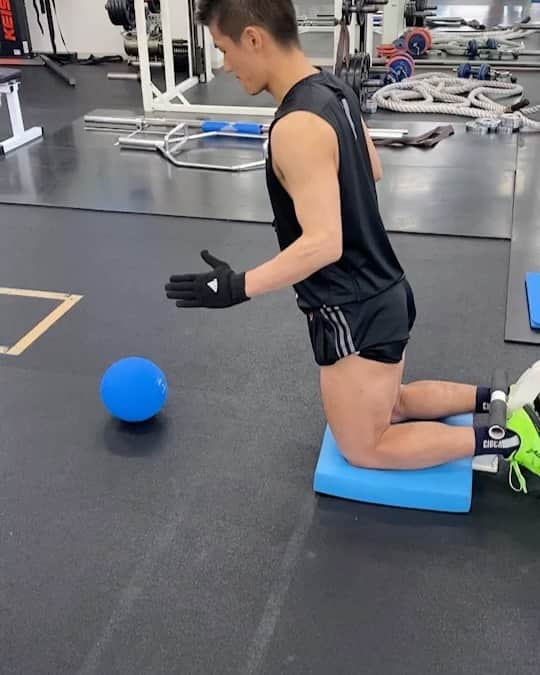 福田晃斗のインスタグラム：「. . Training‼︎  前十字靭帯断裂の 手術で、膝裏（ハムストリング）の腱をとり、靭帯に移植している為、手術した脚のハムストリングは非常に弱くなる。 かなり大きめの肉離れをしたような状態。  なので、復帰までにしっかりとトレーニングを積み上げていく事が大事。  この、トレーニング「ノルディックハムストリング」は、4ヶ月半前後から始めました。  術後は、力を入れたり、曲げるだけでも痛みが生じていたけど、一日一日積み重ねていけば、必ず成長します！  同じ怪我をした人へ、焦らず、そして、やれば必ず強くなれるから、一緒に頑張りましょう！  怪我前より強く‼︎  明日の試合も応援よろしくお願いします。  また、チャリティーイベントをオレンジトラックでやるので、皆さん是非ご参加ください！！ . . . . #アルビレックス新潟 #新潟 #福田晃斗 #前十字靭帯断裂  #膝 #リハビリ #ノルディックハムストリング  #術後5ヶ月 #筋トレ #体幹 #チャリティーイベント #オレンジトラック #jleague  #albirexniigata  #training #workout  #acl #Hamstring #hamstringworkout」
