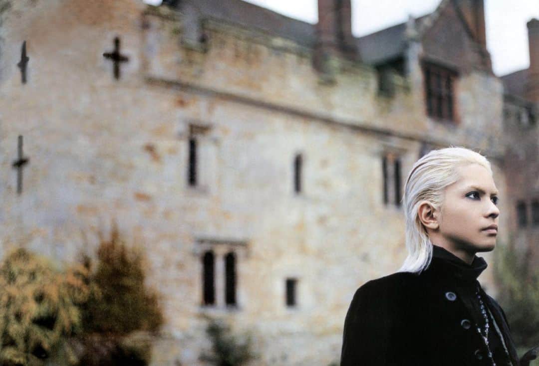 Hydeのインスタグラム：「At Hever Castle & Gardens in LONDON, 2001  #HYDE #ROENTGEN2021 #london #hevercastle」