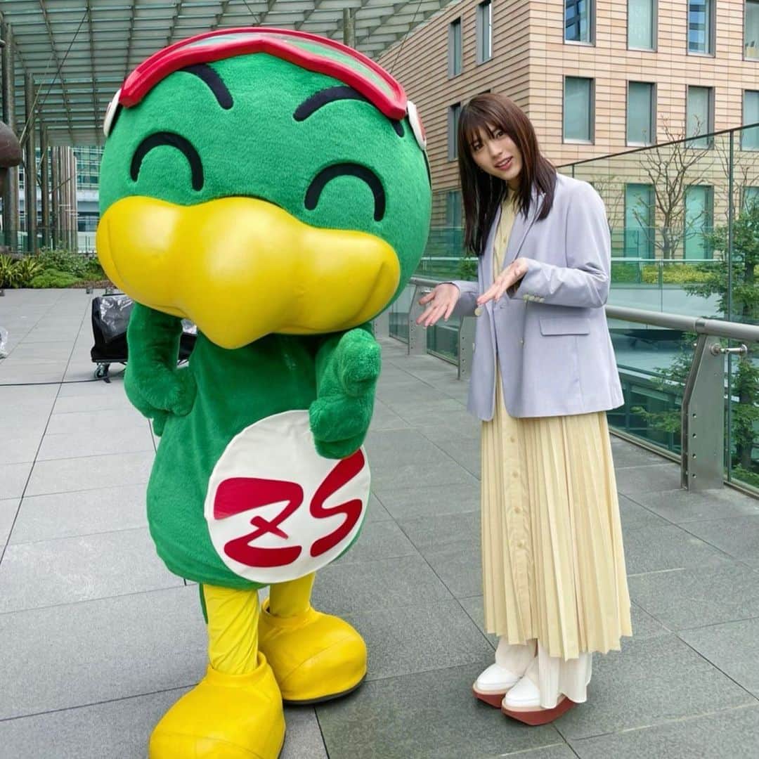 橋本環奈のインスタグラム：「こんばんは！MGです。 いつも橋本環奈への温かい応援をありがとうございます。 私は現在、橋本環奈と井手上漠をひっそりと担当しております。マネージャーアカウントとして、これからは井手上漠の出演情報もこちらで気まぐれシェアする事にしました。 井手上漠本人のアカウント&私のMGlifestyleアカウントでは追加の出演情報、撮影風景や、楽屋裏の動画などもシェアしていきますので、主にはそちらをチェックして下さい。  早速ですが #井手上漠News‼️ と致しまして、4〜6月の出演情報です。  ★OA情報  【5月1日（土）】 ・日本テレビ「ズームイン！！サタデー」 毎週土曜5:30〜8:00 ５月マンスリーレギュラー出演。 お天気コーナーも担当します。  ・TBS「新・情報7DAYS ニュースキャスター」 22:00〜23:24 密着＆インタビュー出演。  【6月4日（金）】 Eテレ海外ドラマ「ファースト・デイ　わたしはハナ！」 毎週金曜19:25〜 主人公ハナ役、声優初挑戦です！  ★雑誌掲載情報 ・4月23日発売中 CanCam（小学館） ・5月21日発売　7月号 VOCHE（講談社） ・6月28日発売　8月号 with（講談社）  いつも橋本環奈を応援してくださる皆様、引き続きどうか温かく見守ってください。 宜しくお願い致します。  #井手上漠 #井手上漠2021 #漠MG #井手上漠ニュース」