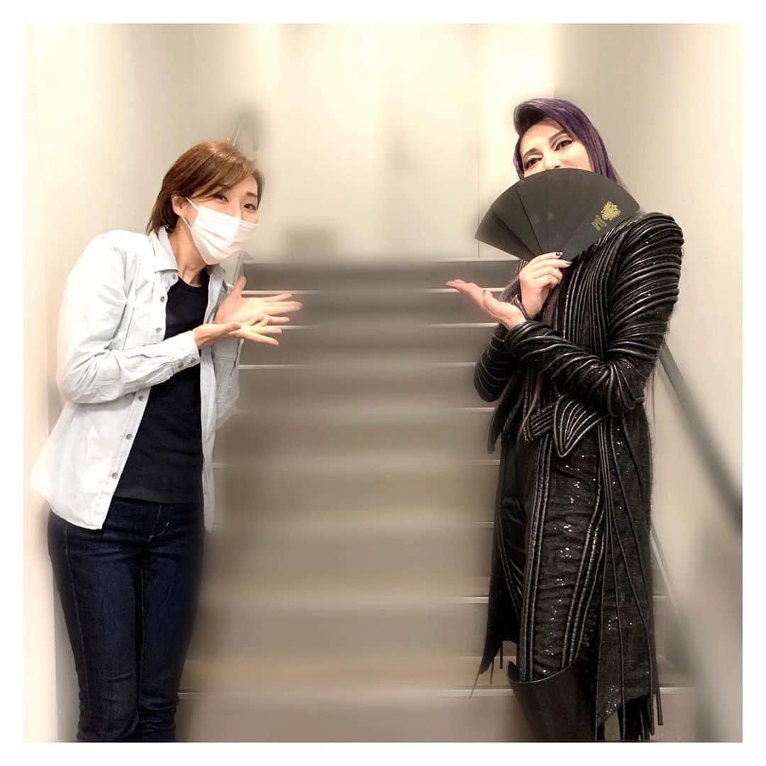 澄輝さやとさんのインスタグラム写真 - (澄輝さやとInstagram)「.﻿ 本日は明日配信される公演の舞台稽古を拝見し﻿ まぁ様（#朝夏まなと　さん）とみりおん（#実咲凛音　 ちゃん）とお写真を撮って頂きました！﻿ 本来今日はお二人とご一緒のフルコスチュームver.の公演の予定でした。﻿ 大阪で1公演ご一緒させて頂いたんですが、﻿ 一気に現役時代の感覚や記憶が呼び起こされて、、、。 懐かしさもあり、、でもまた新たに役として感じる事も たくさんあって、、。﻿ 東京公演ではもっとまぁ様の演じられるトートを感じて 高めていきたいなと思っていたので残念でした。 みりおんのエリザベートも本当に素敵で✨ 卒業してこうして現役の時と同じ役でご一緒させて 頂けるとは思ってもみなかったので、とても光栄でした。﻿ ﻿ 明日は配信もあります✨﻿ 2016年宙組ver是非ご覧下さい！﻿ ﻿ ﻿ ﻿ ﻿ #エリザベートガラコンサート﻿ #2016年宙組ver﻿ #またご一緒させて頂けて幸せでした﻿ #私の次の出番は5月3日です﻿ #ラストの公演も頑張ります﻿ #まぁ様と闇が広がるポーズで﻿」4月30日 20時59分 - sayato_sumiki_official