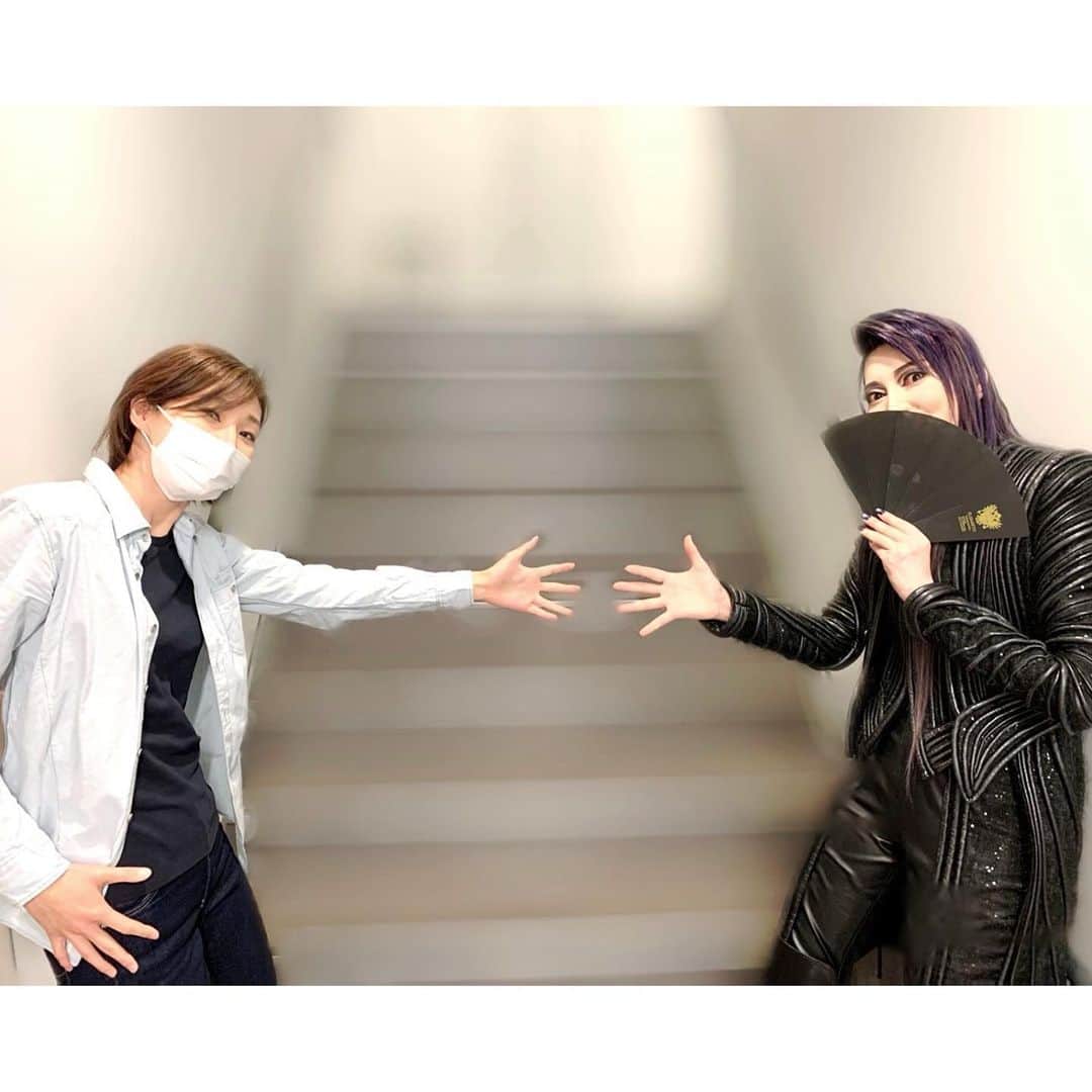 澄輝さやとさんのインスタグラム写真 - (澄輝さやとInstagram)「.﻿ 本日は明日配信される公演の舞台稽古を拝見し﻿ まぁ様（#朝夏まなと　さん）とみりおん（#実咲凛音　 ちゃん）とお写真を撮って頂きました！﻿ 本来今日はお二人とご一緒のフルコスチュームver.の公演の予定でした。﻿ 大阪で1公演ご一緒させて頂いたんですが、﻿ 一気に現役時代の感覚や記憶が呼び起こされて、、、。 懐かしさもあり、、でもまた新たに役として感じる事も たくさんあって、、。﻿ 東京公演ではもっとまぁ様の演じられるトートを感じて 高めていきたいなと思っていたので残念でした。 みりおんのエリザベートも本当に素敵で✨ 卒業してこうして現役の時と同じ役でご一緒させて 頂けるとは思ってもみなかったので、とても光栄でした。﻿ ﻿ 明日は配信もあります✨﻿ 2016年宙組ver是非ご覧下さい！﻿ ﻿ ﻿ ﻿ ﻿ #エリザベートガラコンサート﻿ #2016年宙組ver﻿ #またご一緒させて頂けて幸せでした﻿ #私の次の出番は5月3日です﻿ #ラストの公演も頑張ります﻿ #まぁ様と闇が広がるポーズで﻿」4月30日 20時59分 - sayato_sumiki_official