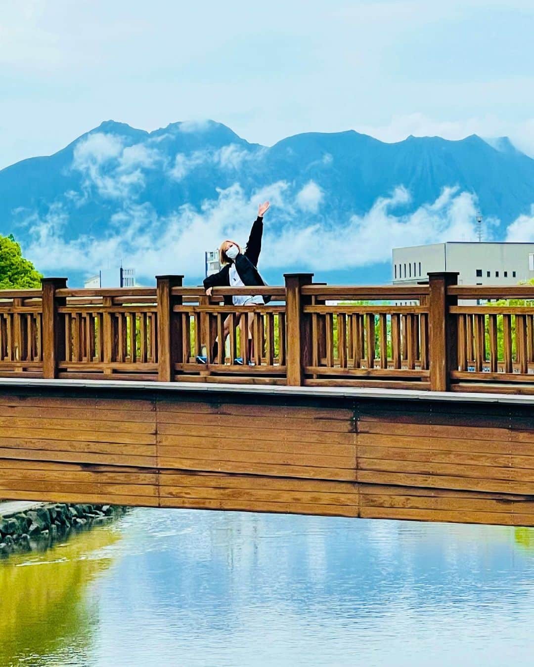 のインスタグラム：「. 🇯🇵*⋆✈︎🌏✈️🇯🇵*⋆✈︎🌏✈️🇯🇵*⋆✈︎🌏 . 今回の遠征も無事終わりました😊🙌 . 日本の色んな景色を見ながら、まだまだ知らないこと、もの、場所沢山あるなぁと思いながら、色んな場所で色んな人が前向きに思う気持ちは繋がってるなぁとも思いながら。。 . . 暗くても落ち込んでも 周りにいる方々が前向きで前向きな言葉に囲まれてるから 自分の至らなさに気づきながらも自分も前向きに頑張ろうって本当に思います。 . やれることをやっていこう😊✨ . 初めての大分県、宮崎県、鹿児島県、 本っ当に素敵なところでした。 また行けるように頑張ろう✨ . ちなみに後ろは桜島です☺️」