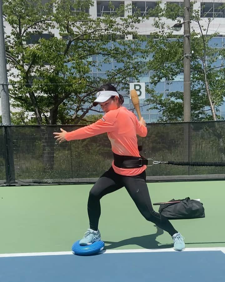 尾崎里紗のインスタグラム：「引っ張られながら素振り。  ☀️☀️☀️﻿ ﻿ ﻿ ﻿ ﻿ ﻿ #glico ﻿ #powerproduction ﻿ #head ﻿ #headtennis_official﻿ #headjapan﻿ #teamhead ﻿ #asicstennis﻿ #teamasics ﻿ #imoveme﻿ #onitsukatiger ﻿ #株式会社タイド ﻿ #TIDE. ﻿ #gram3 ﻿ #グラムスリー ﻿ #tbc_aesthetic ﻿ #エステ ﻿ #エステティックtbc ﻿ #尾崎里紗 ﻿ #risaozaki ﻿ #tennis ﻿ #tennisplayer ﻿ #テニス ﻿ #fitness ﻿」