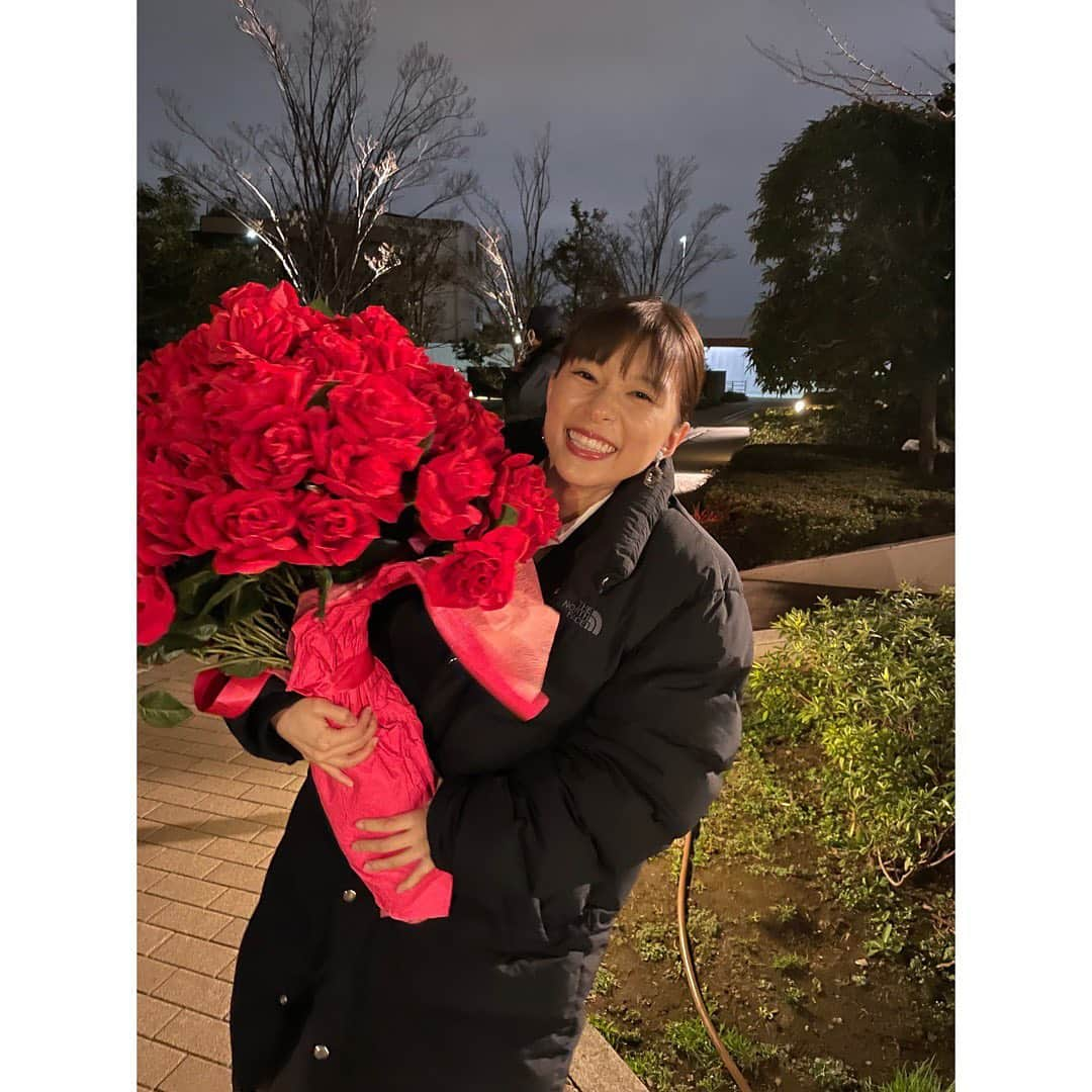 芳根京子さんのインスタグラム写真 - (芳根京子Instagram)「いよいよ22時から始まります！ 「半径5メートル」  よろしくお願いします！  こちら1話の写真です。  何故こんな薔薇を抱えているのでしょうか。(私に向けてではありません。拝借しました。笑)  この写真撮ってたらスタッフさんに「もうクランクアップか！」って言われました🌹 クランクアップしちゃうのでしょうか？ざわざわ。(んなわけあるか)  あ！明日は土曜スタジオパークにお邪魔します！ よろしくお願いします✨  #半径5メートル」4月30日 21時13分 - yoshinekyoko