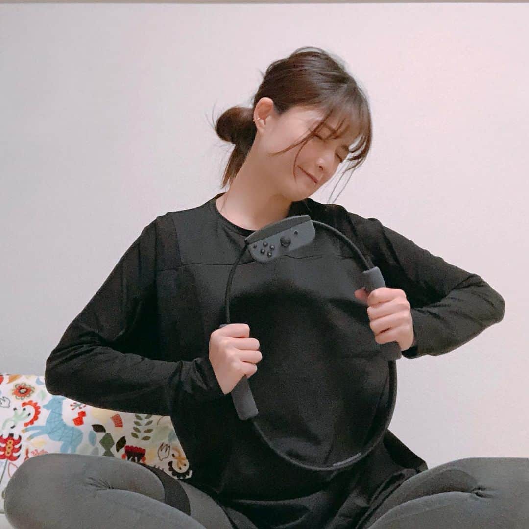 森田紗英のインスタグラム：「_ switch生活を楽しんでいる森田です🎮 _ 今のゲームは本当に素晴らしい。 ダイエットもできるし、 狩りもできる。 開発してくれたみなさんに 声を大にして伝えたい！ _ _ ありがとーーーーー！！！！！！！ _ リングフィットのおかげで 筋肉痛が二度きています🤭笑 _ _ _ #ootd #today #sports #ringfit #gd #likes #switch #nintendoswitch #nintendo #リングフィット #筋肉痛 #楽しい #GW #ゲーム三昧 #幸せ #veroman ##ジム女子 #フィットネス女子 #ヨガウェア」