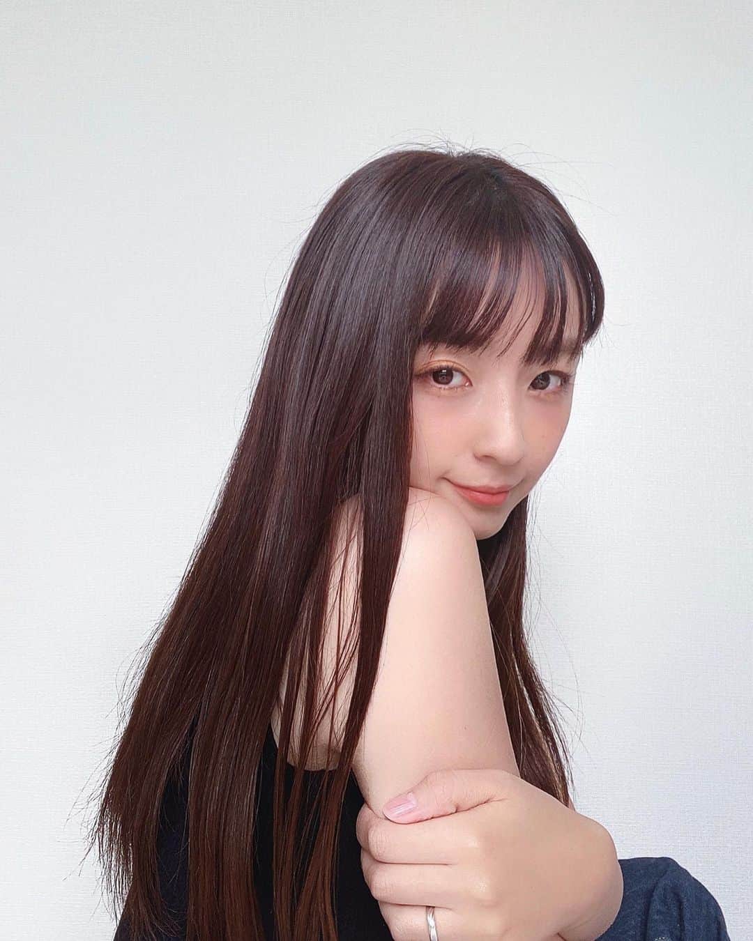 ayuのインスタグラム：「. 最近ヘアケアをより意識する様になってから、私の頑固な髪の毛も少しずつ良くなってきたような...🧏🏻‍♀️（まだまだですが） これから季節の変わり目で髪の毛が広がってすごいことになるので、その悩みに合わせてシャンプーを選んでみました🧼 スティーブンノル スカルプケアシステム🧴@skny_jpn キューティクルケア成分が髪の毛ダメージ部分をケアしてくれるので、きれいな髪の毛を目指します✨ さらに毛穴の汚れ、ベタつきもすっきり落とし頭皮環境をすこやかにととのえてくれるので洗い上がりさっぱりさらさらする気がする！ スタイリングが持続しない原因は頭皮にあるということなので、頭皮ケアもしっかりしていきたい。 . 季節によって悩みもかわってくるので、それに合わせたシャンプーを使いたいと思いました♡ . #skny_ad#スティーブンノル#スカルプケアシステム#頭皮ケア」