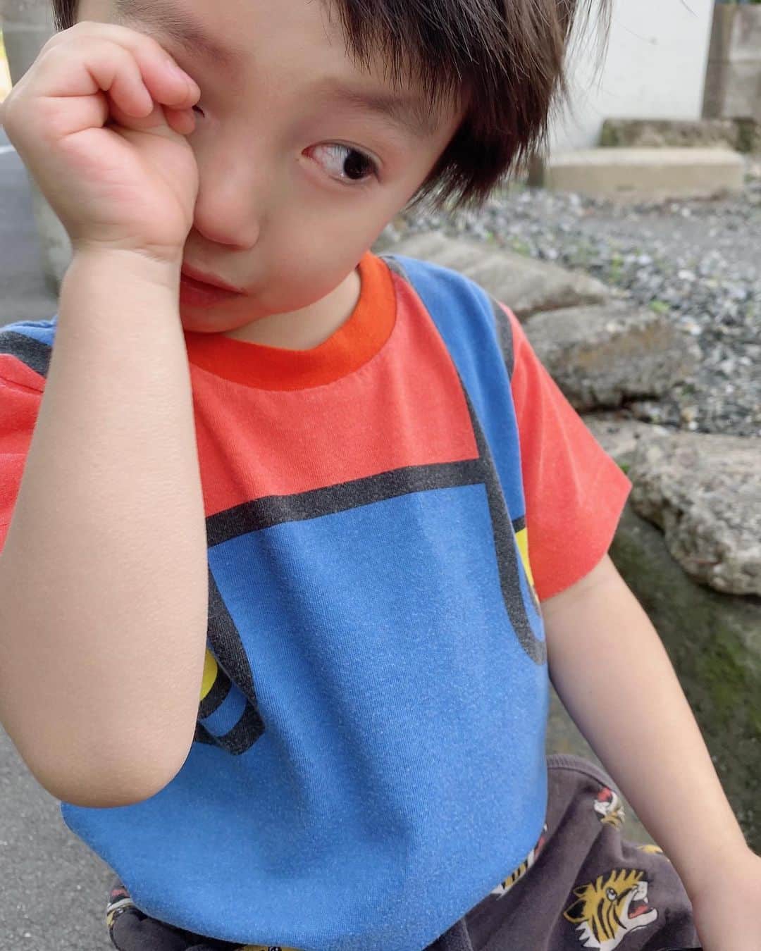 アレクサンダーのインスタグラム：「英語の先生が帰ったら 寂しがって泣いちゃったよ❤️ #3歳 #mario #llorando」