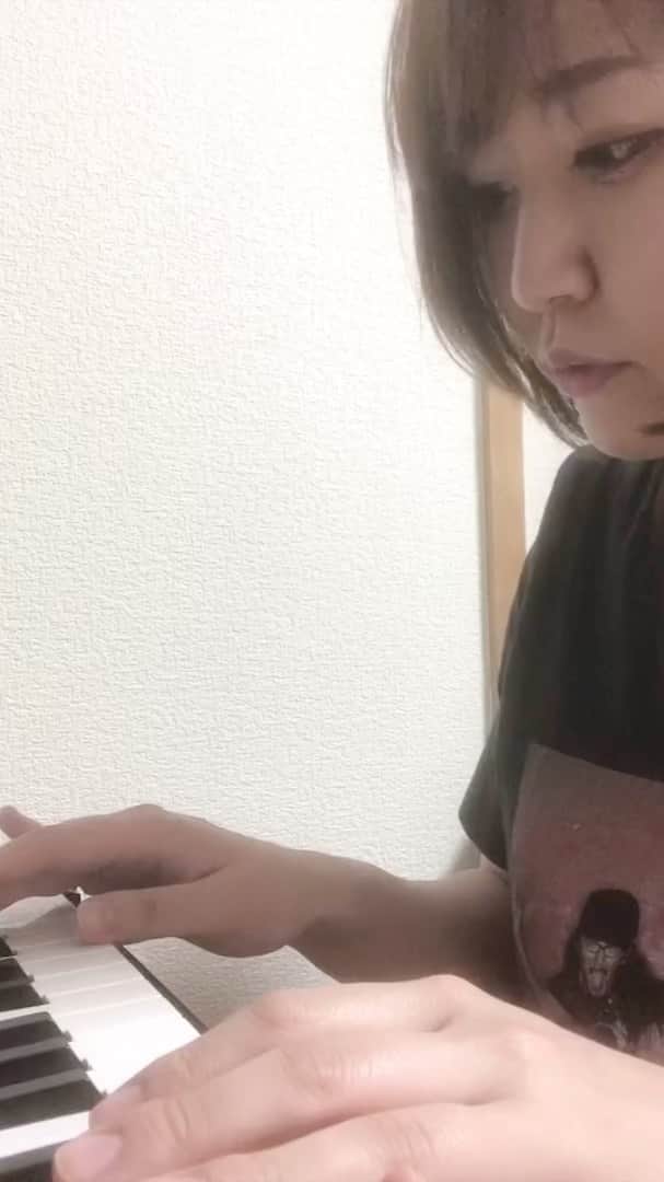 ちゃんまいのインスタグラム：「・ ピアノ初心者のちゃんまいが100日間GET WILDを練習する動画〜2日目〜 ・ ・ 今日は1時間くらい練習しましたが、この程度です。なんとなぁ〜く、昨日よりは上手になりました？☺️ ・ ・ #ベッドイン　#japanese #sexy #idol #ギター練習しろよ #ピアノ初心者　#ピアノ　#piano #🎹」