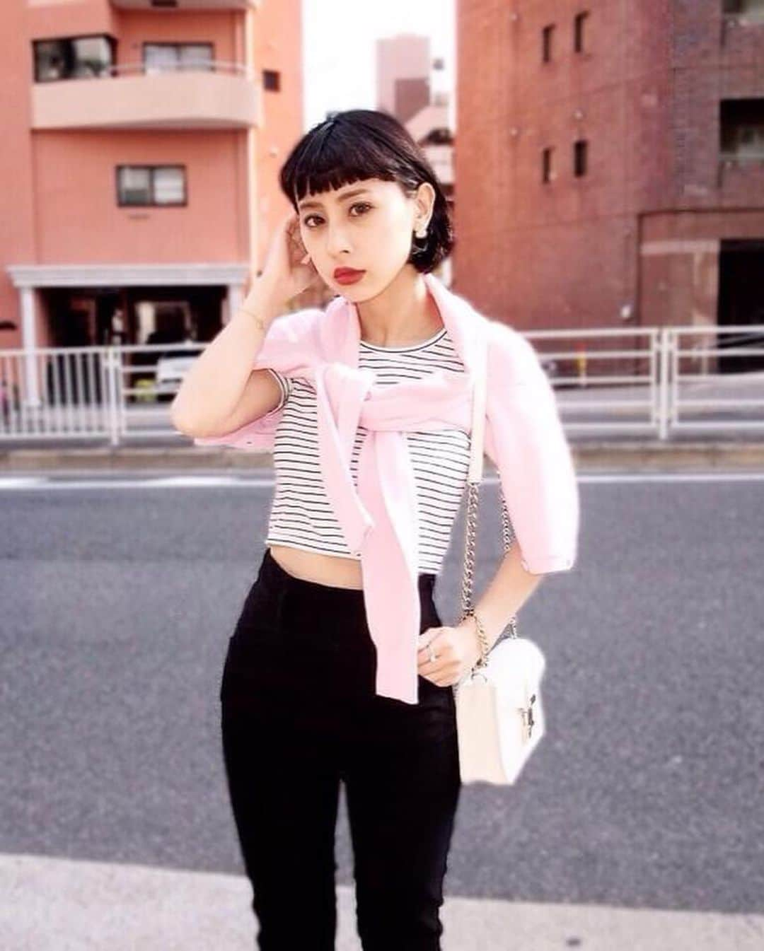 黒石奈央子さんのインスタグラム写真 - (黒石奈央子Instagram)「先程はインスタライブ見ていただいてありがとうございました！  ライブでお知らせした通り、  明日5/1  10:30からのゼロイチにて、  私が出演させていただくことになりました🙄  テレビ出演は実ははじめてで声をかけていただいた時は本当に嬉しかった！  テレビではずっと密着していただいてたのですが、  私の幼少期からはじめて行ったNY、はじめての販売員時代や、2畳の部屋に住んでいた貧乏時代の写真も大公開😂  こんなに昔の黒歴史を公開したのはじめてw  ぽっちゃりしていた昔の写真も大サービスで載せちゃうっw  昔の写真漁りまくって見つけるの大変だった😂😂  写真の一枚目は人生ではじめてNYにいってここで日本のアパレルを持ってきたいと思った瞬間です！  是非皆様見てくださいね♫  @zeroichi_ntv  #zeroichi#テレビ出演」4月30日 21時42分 - blackstone705