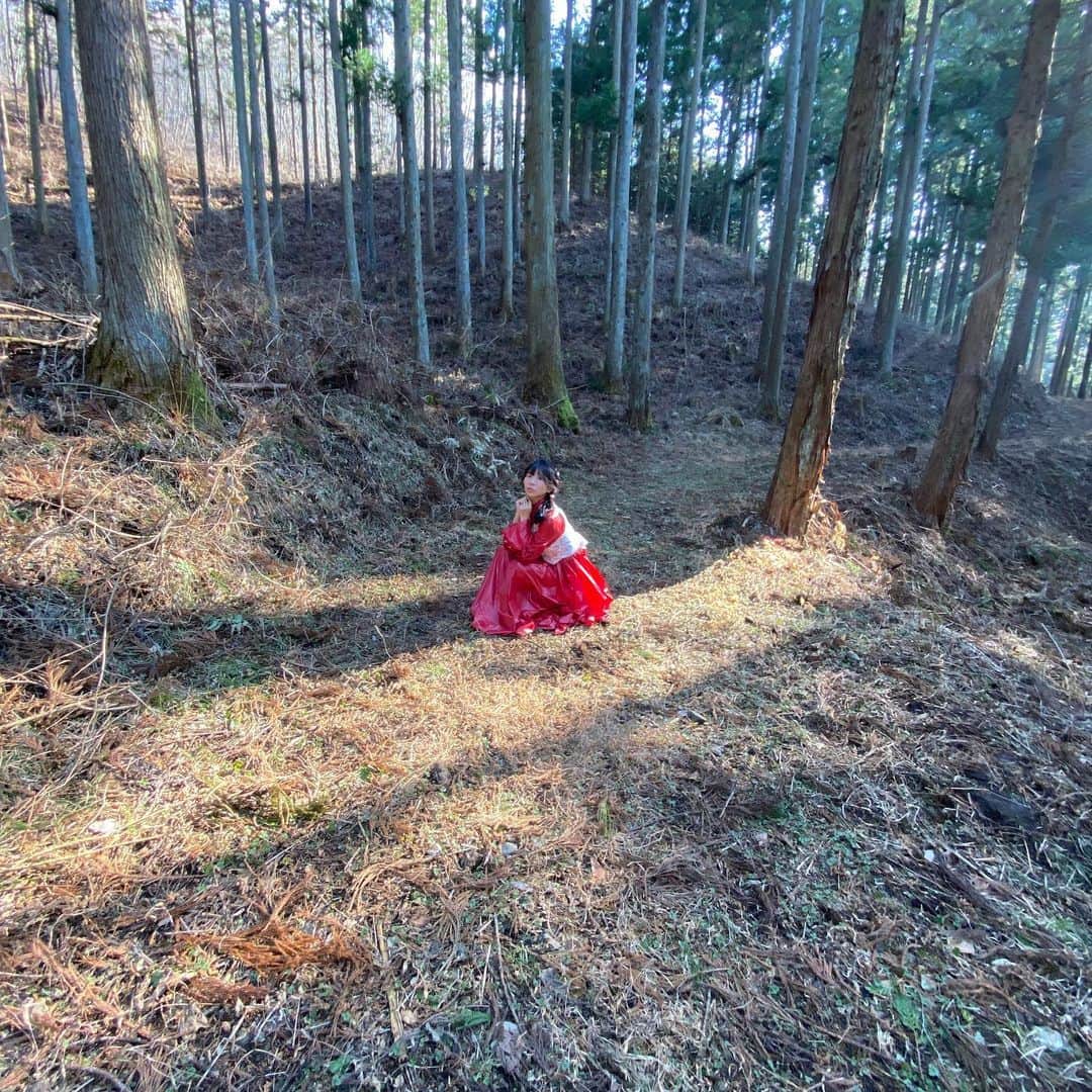 古川未鈴のインスタグラム：「. . 8ヶ月になりまして。 いよいよ お腹の張りというものを 感じ始めました、、。  なるほど、、これはつらいものですね、、。 歩けなくなっちゃう。  あとは長い時間眠れなくなっちゃって ３時間ずつ寝るみたいな 謎の生活になってます。  もともと生活習慣はグダグダなので いいっちゃいいんですが 寝不足がダイレクトに体調に来るので 頑張って寝ないと、、！  そしてお腹がチクチクします。 これが地味つらい。 横になるしかないのですが うああああってなります。  ここにきてマイナートラブルが増えてきた！ しかし体が変化してるんだなぁと とても実感する時でもあります。  胎動も「ごふ」っとなるくらい あります。 不思議な感覚、、！  どれも悪いところがあるわけではなく そういうものなので 上手く付き合っていかなきゃ！ 世の中まだまだ大変ですが みんなが健やかでありますように、、 . . . #dempagumi  #pregnant」