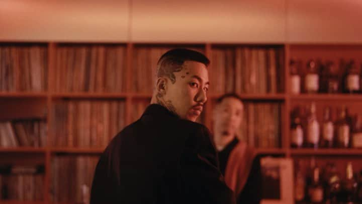 KOHHのインスタグラム：「KOHH - "Margiela" Official Video｜Bloody Angle Osaka × MR.BROTHERS CUT CLUB  @bloodyangleosakatong @mr.brothers_cutclub   filmed with the cooperation of @madamwoo_osaka」