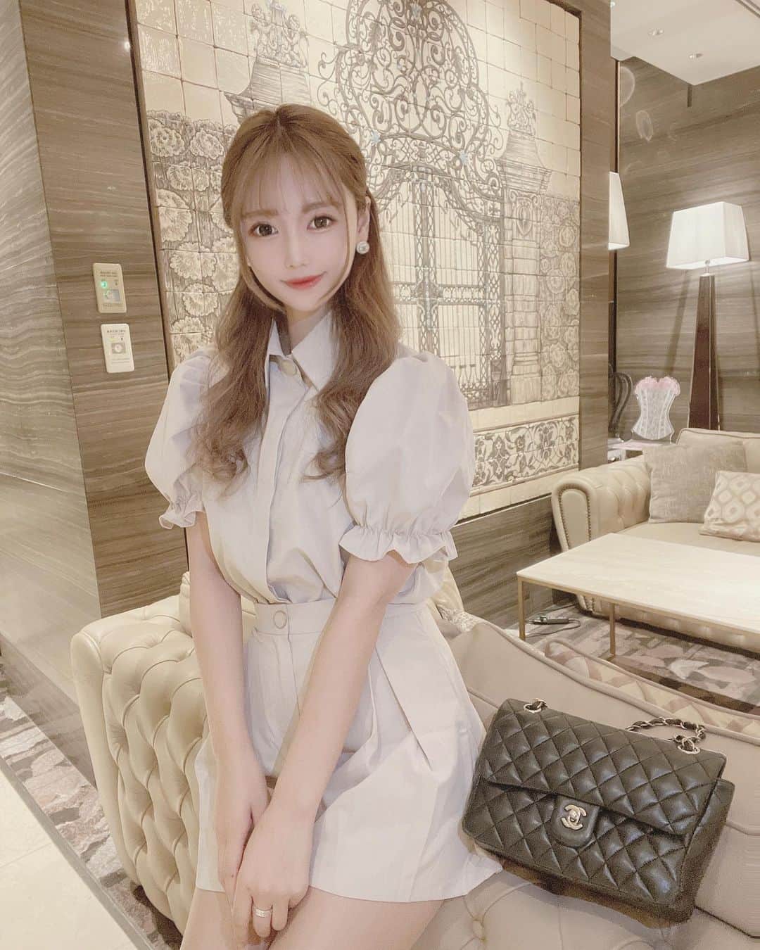 のインスタグラム：「初✨MAX3 体験✨  こないだ銀座にあるサロンで 寝てても痩せる！MAX3を体験してきました！！！！😳💪🏻  今回は！ヒップアップと脚やせ EMSみたいなようなもので 30分で2万回筋トレをした効果が 寝てても味わえる！！！楽して痩せれる機械です🤣💞  めちゃいいよね！！！！笑笑  「美しくなることを、お金と時間をかけずに身近に」がテーマらしい🕊素敵！  是非行ってみてください🕊🕊‪𓂃 𓈒𓏸◌‬  #max3 #寝ながら痩せれる#エステ #銀座 #銀座一丁目 #ダイエット  1枚目に来てるセットアップは @selectshop_lumignon のです🕊🕊‪𓂃 𓈒𓏸◌‬」