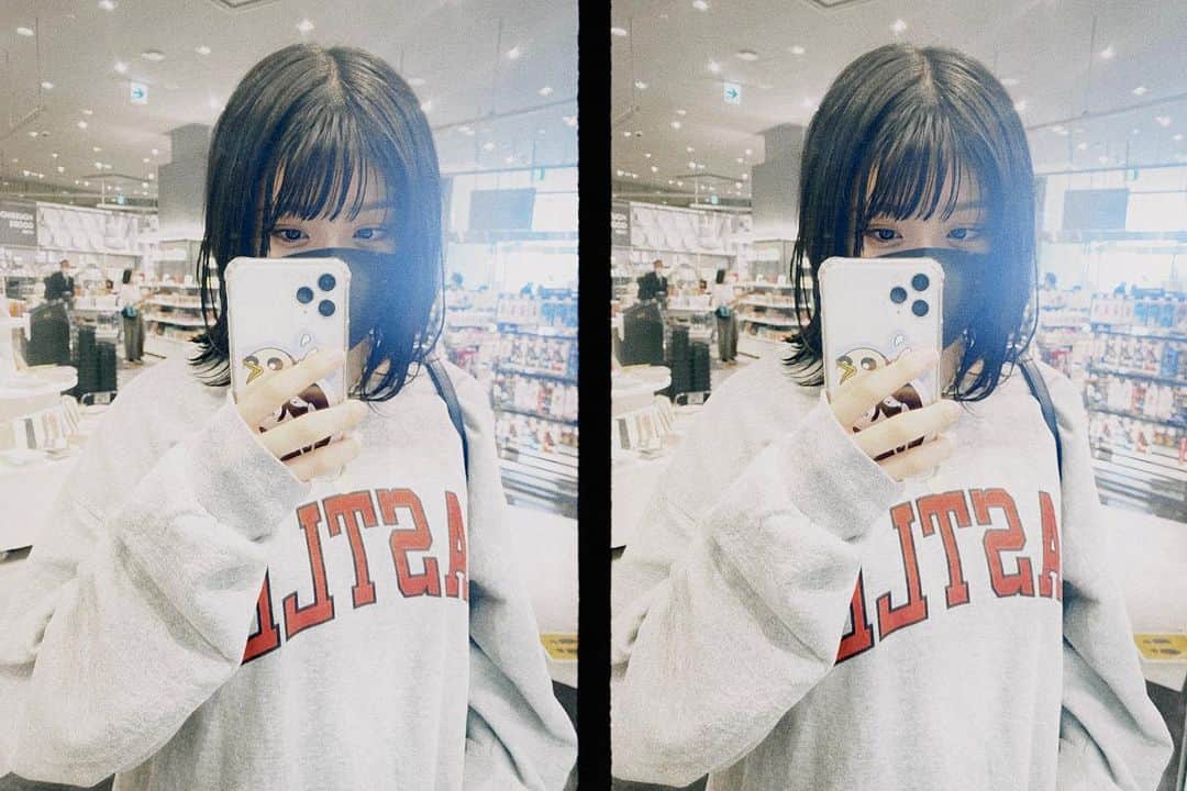 若林真帆のインスタグラム：「何書こうかな〜て悩んでたら視線感じた気がして見てみたら猫からすごい見られてた。！🐈」