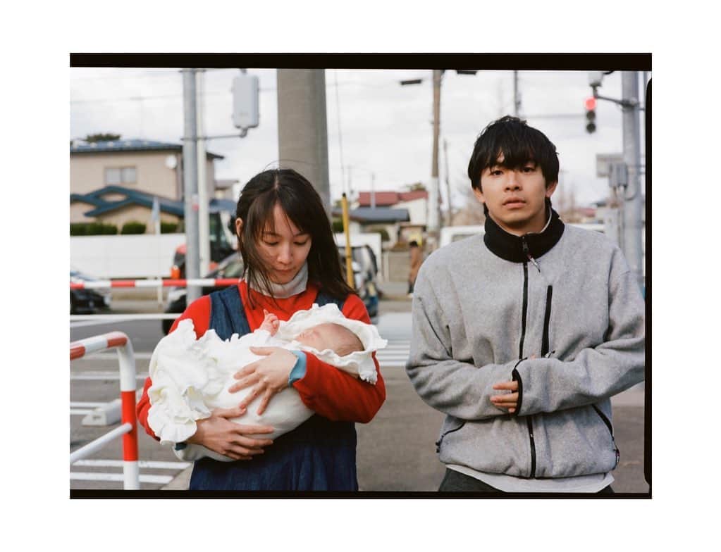 吉岡里帆さんのインスタグラム写真 - (吉岡里帆Instagram)「映画「泣く子はいねぇが」 Netflixで配信開始！ Blu-ray&DVD5月26日発売が決定しました。  不器用な家族愛の物語です。 お家でぜひ。  #映画 #泣く子はいねぇが   @nakukohainega」4月30日 22時31分 - riho_yoshioka