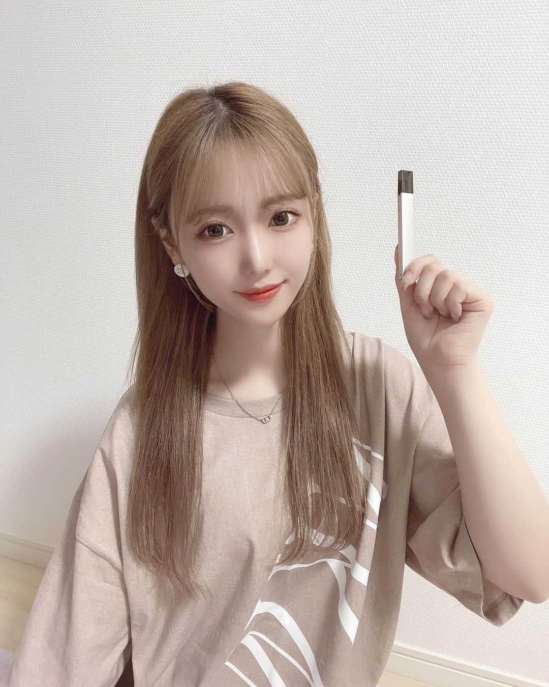 のインスタグラム：「最近はやりの電子ベイプ𓂃 𓈒𓏸◌‬  PRで頂きました🕊  ニコチンもタールも入ってなくて 匂いも全然つかない！！！  Dr.Stick！！ @dr.stick_official  持ち運びシーシャだよ♡♡ 禁煙して欲しい人にプレゼントしたり タバコ吸わない人とかでも 水蒸気だから害なくてオススメ！！  私もストックで色々もってるよ〜！  お試しあれ✌︎(　˙-˙　)✌︎ 詳しくはストーリーのスワイプから 商品ページとべるよ！！！！  #ドクタースティック #drstick #電子タバコ  #水蒸気タバコ#禁煙#節煙#ベイプ#オシャレ窪塚洋介#清春  この服は @blackqueen.official のだよ♡」