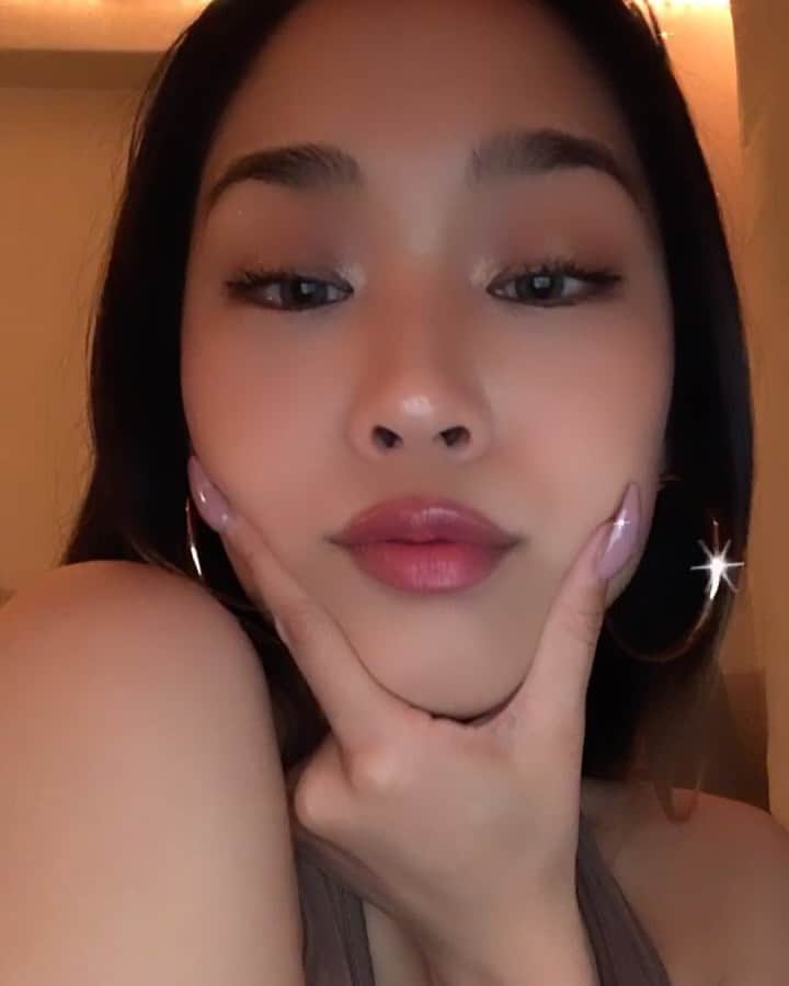 TOKINEのインスタグラム：「🦩🦩🦩🦩 🦩 重たくないリップを探してた矢先に🥲💕 #guerlain #ゲラン #キスキスシャインブルーム」