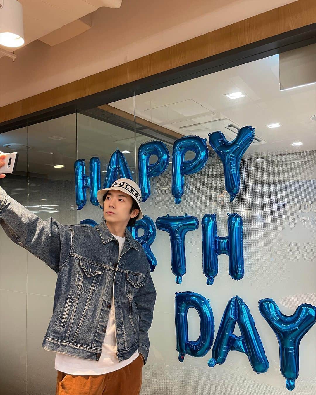 のインスタグラム：「바쁜 와중에 핫티는 꼭 만나야겠다며  생일 맘껏 즐기고 간 효자강쥐 생일 파티🐤🎂💙  #feat🐼🐧 #얘들아_장우영_생일은_맘껏_즐기장 #PartyShotsForWooyoung #레투스타그램」