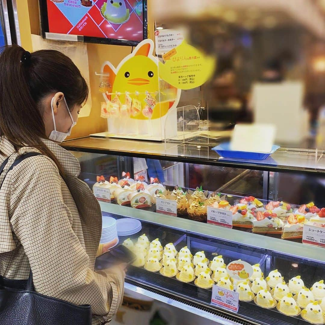 譜久村聖さんのインスタグラム写真 - (譜久村聖Instagram)「🍴⑅*॰ॱぴよりんチャレンジ🐣  愛知LIVE終わりの帰り道 野中美希ちゃんとチャレンジ✨  結果は…大成功！！！ テンションアゲアゲです笑  #愛知 #ぴよりん #ぴよりんチャレンジ#名古屋駅 #お土産 #morningmusume21 #モーニング娘21 #譜久村聖 #野中美希 ちゃん　#のなかはチャレンジ成功したかな？✨」4月30日 22時58分 - mizuki_fukumura.official