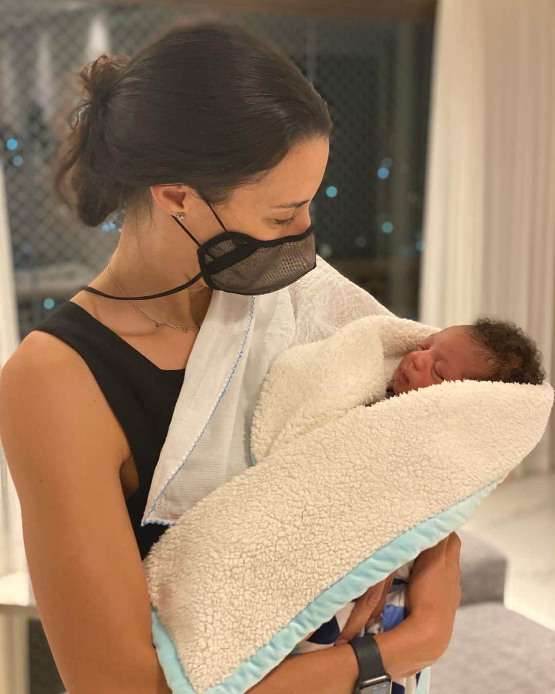 シェイラ・カストロのインスタグラム：「Ontem foi dia de finalmente conhecer o Asaf! Que alegria! Eu estava muito ansiosa por este dia! Amiga, vc e o Vini estão de parabéns. Que família linda, e como vcs estão se saindo bem como papais de primeira viagem. Que Deus abençoe muito vcs, o Asaf é lindo, fofo, gostoso! Titia queria apertar ele o tempo todo!!! Já estou com saudade! @fabiclaudino @vinigram」