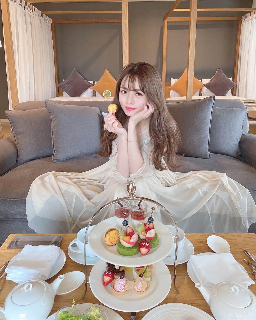 のインスタグラム：「ホテルのお部屋でAfternoon Tea💓🫖 　 at @iconictokyoshiodome  　 オシャレなホテルのスイートでまったりプライベートなアフタヌーンティータイム💝 　 とっても贅沢な時間でした🥰💫 　  この間載せたコンランショップのデザイナールームです☺️宿泊+お部屋でアフタヌーン付きのプランです💫 　 　 お部屋にとってもマッチしているベージュのチュールドレスは @dinoble_official 🌹再入荷中なのでお早めに💓 　  　 #アフタヌーンティー#ホテル女子会#アフタヌーンティー巡り#ロイヤルパークホテル#東京ホテル#アフタヌーンティーセット#お泊り会#お泊り#ホテル女子会」