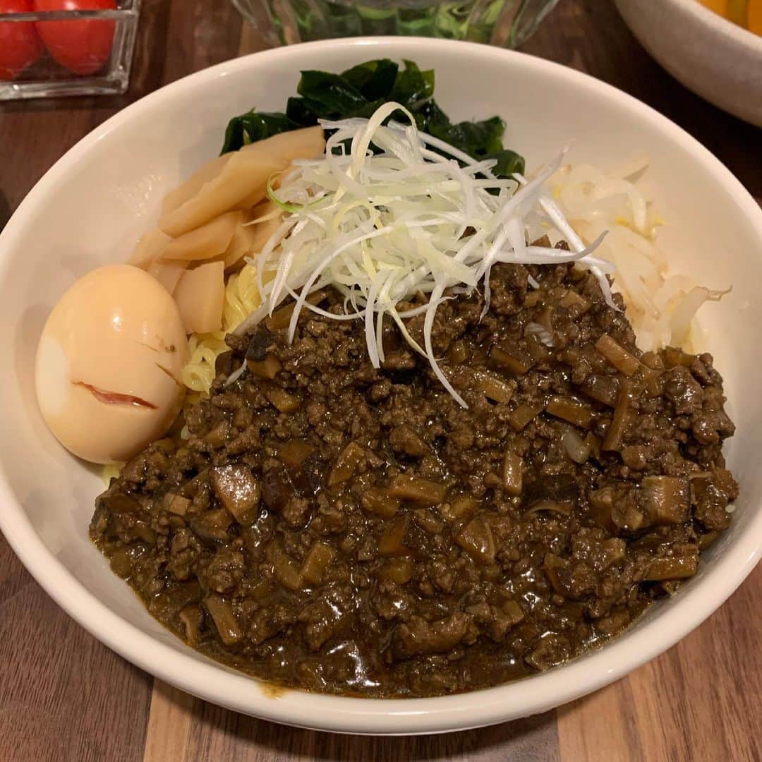 内山信二のインスタグラム：「琴ちゃんが作るジャージャー麺‼️  暫定日本1😆😆😆  うま山〜でした。  #琴山飯 #奥さん #料理上手 #内山信二 #ジャージャー麺 #うま山」