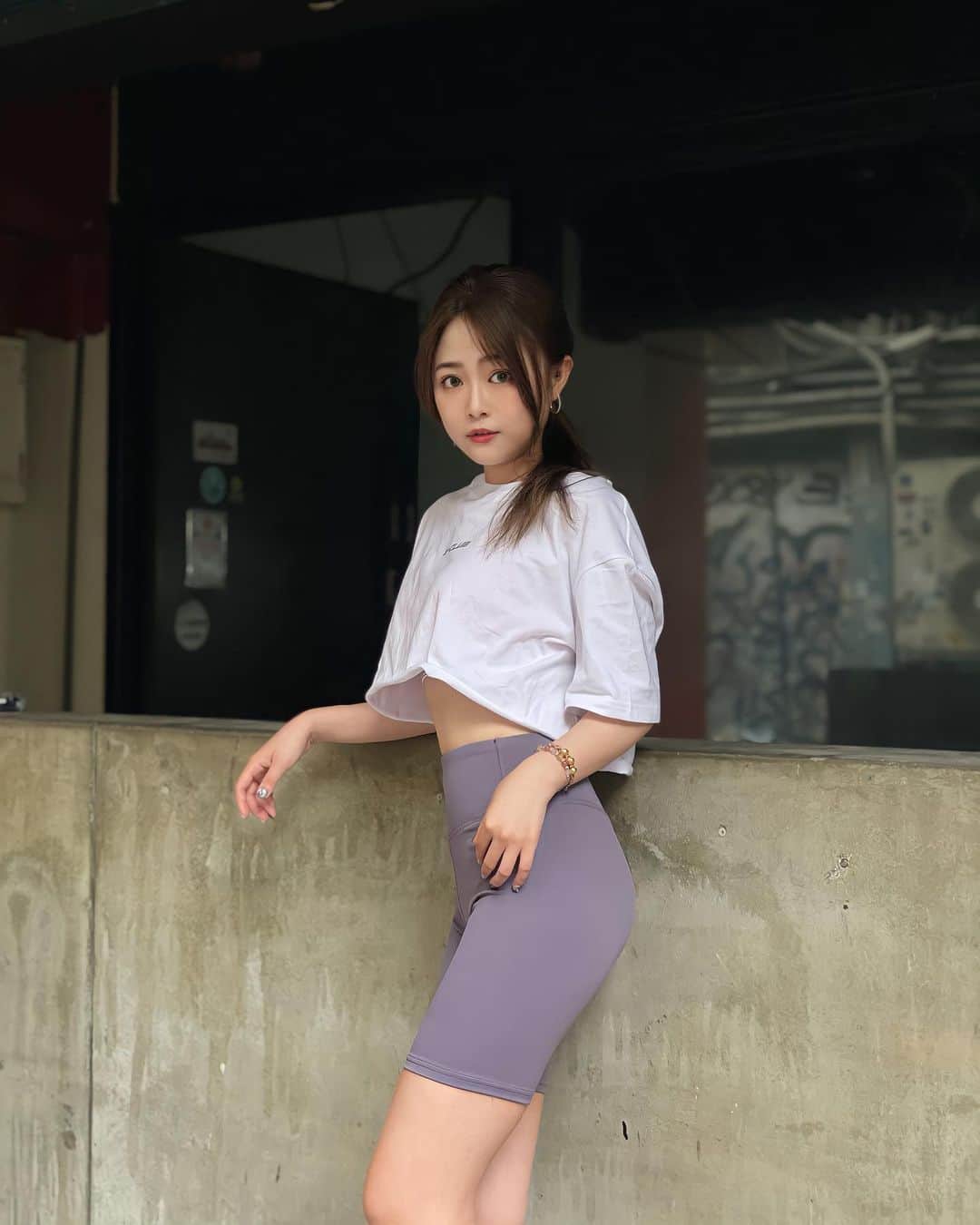 徐薇涵（Wei Han Xu）さんのインスタグラム写真 - (徐薇涵（Wei Han Xu）Instagram)「週末好天氣🌞 今天整個被熱到餒 已經可以穿短袖短褲出門了 健身也直接這樣穿 很舒服🥰  👚 @yuyu_active」4月30日 23時22分 - pppig